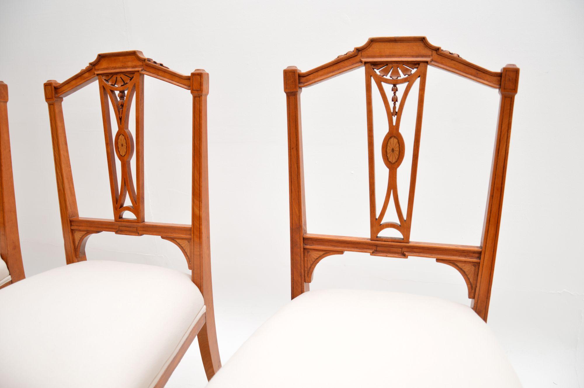 Satz von 4 antiken edwardianischen Esszimmerstühlen mit Intarsien aus satiniertem Holz im Zustand „Gut“ im Angebot in London, GB