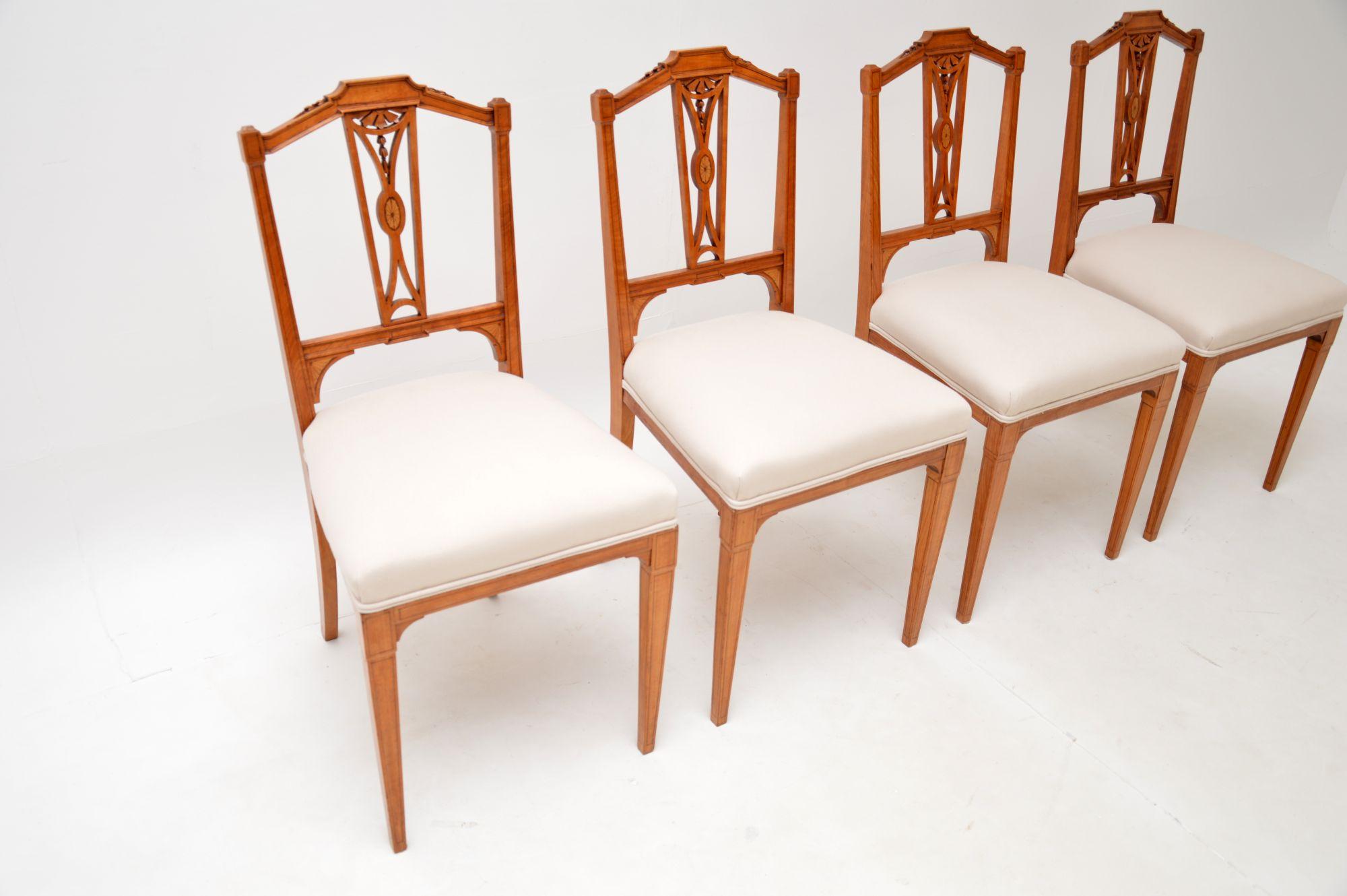 A beautiful set of 4 antique Edwardian Satinwood dining chairs. They were made in England, and date from around the 1900-1910 period.

The quality is excellent, they have a fine and elegant design, yet are sturdy and sound. The pierced back have