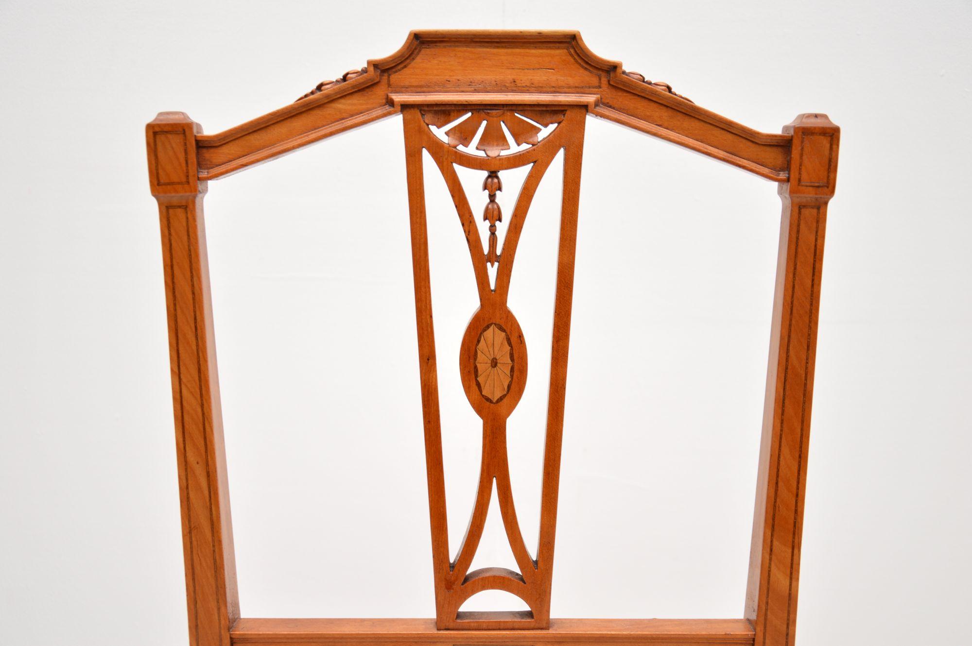 Satz von 4 antiken edwardianischen Esszimmerstühlen mit Intarsien aus satiniertem Holz im Angebot 4