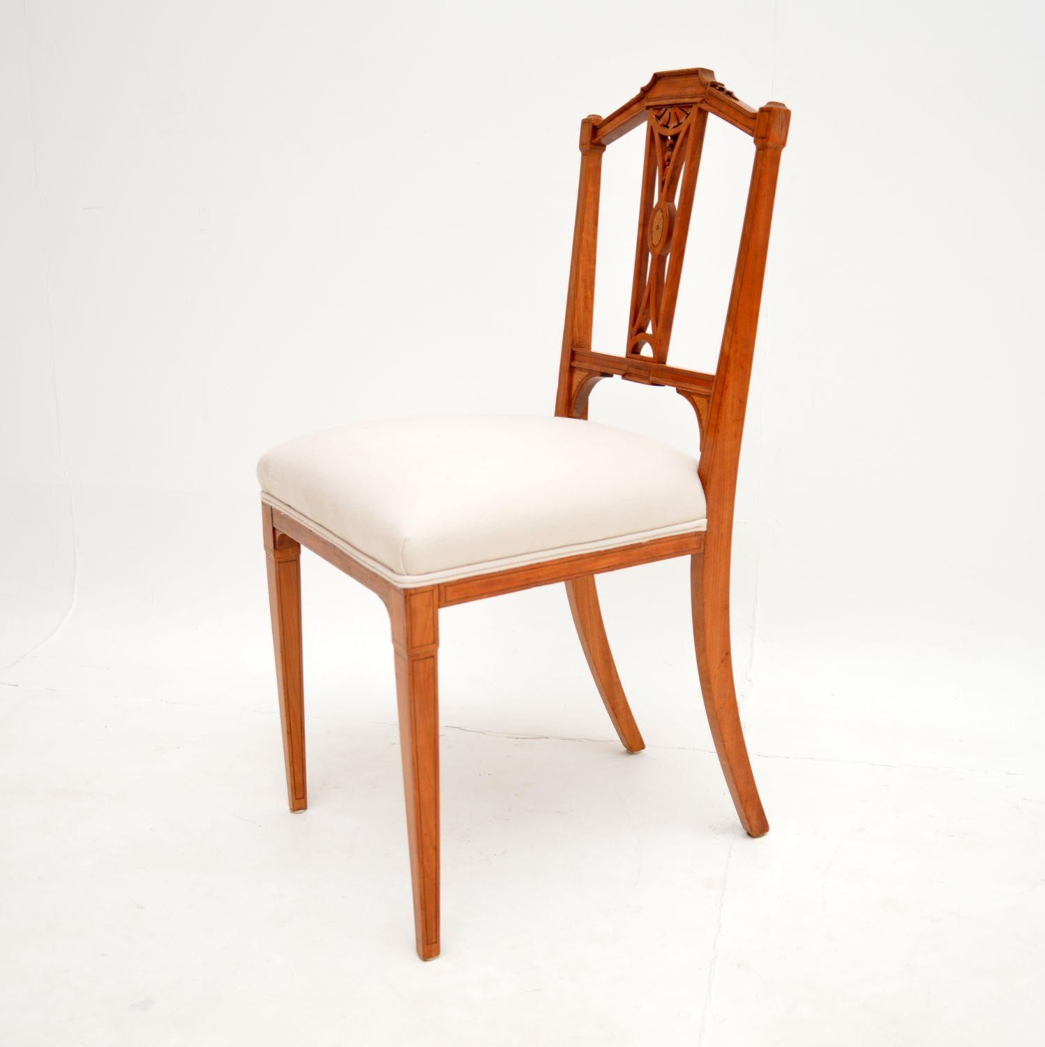 Ensemble de 4 chaises de salle à manger anciennes de l'époque édouardienne en bois satiné incrusté en vente 1