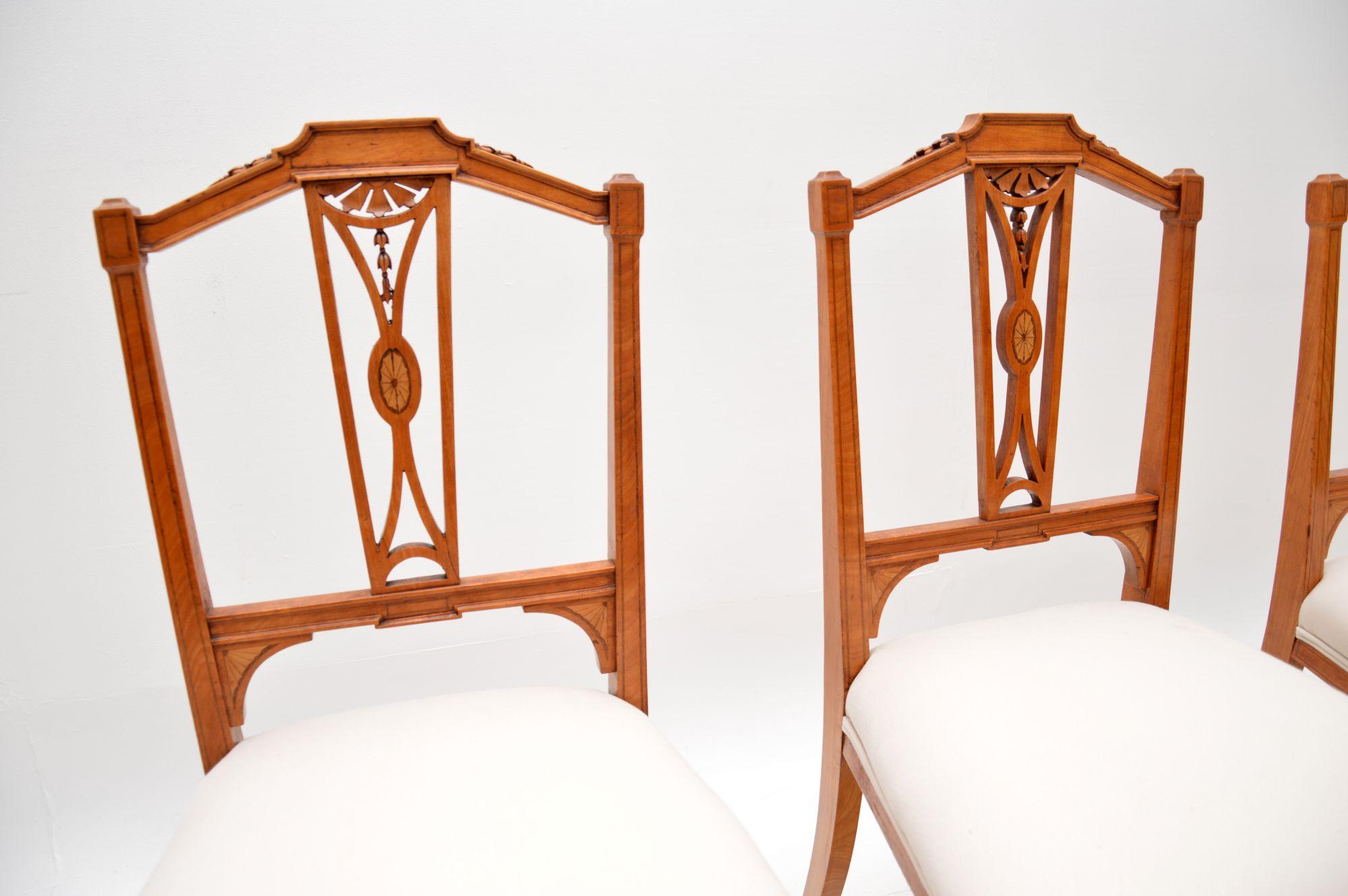 Satz von 4 antiken edwardianischen Esszimmerstühlen mit Intarsien aus satiniertem Holz (Englisch) im Angebot
