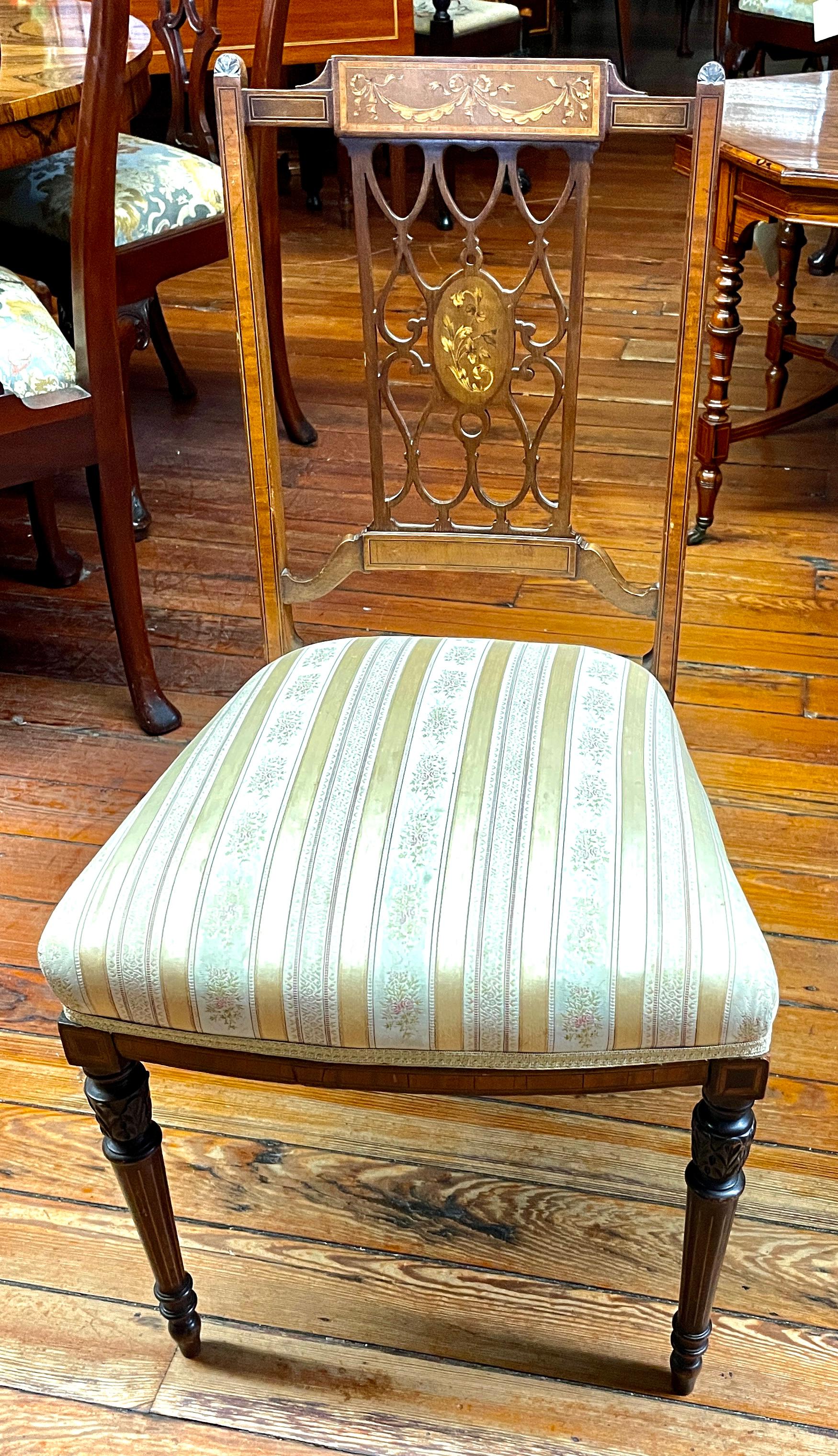 Fabuleux ensemble de quatre chaises d'appoint de taille réduite en acajou marqueté de style Sheraton, d'époque édouardienne, avec des sièges rembourrés (une partie de la toile autour du siège s'est détachée).  Ces chaises et la marqueterie sont
