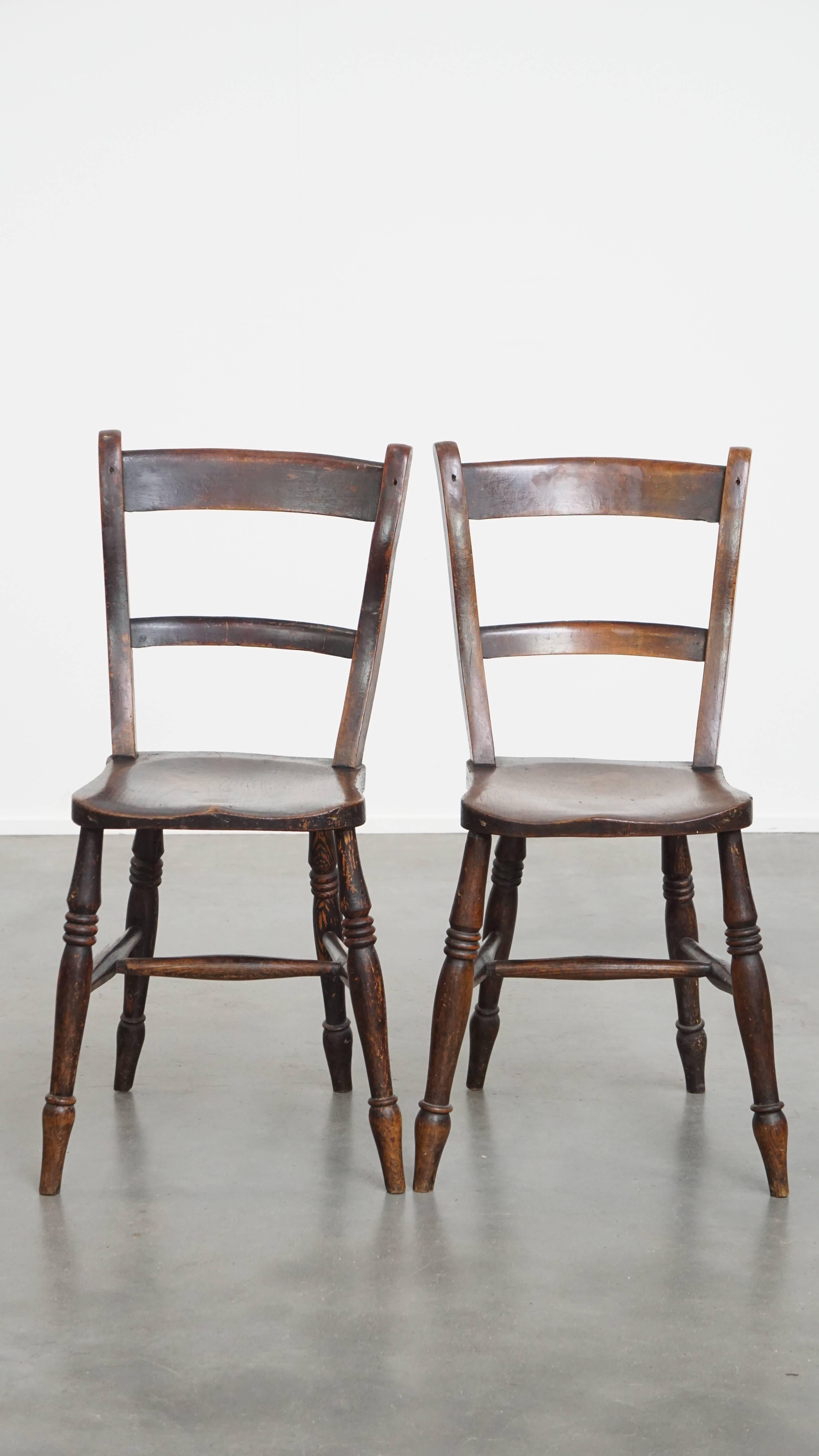 Nous vous proposons ici un ensemble intemporel et élégant de 4 chaises de salle à manger/cuisine Oxford anglaises antiques aux couleurs chaudes.

Ce magnifique set est non seulement idéal pour une utilisation dans un cadre familial, mais aussi