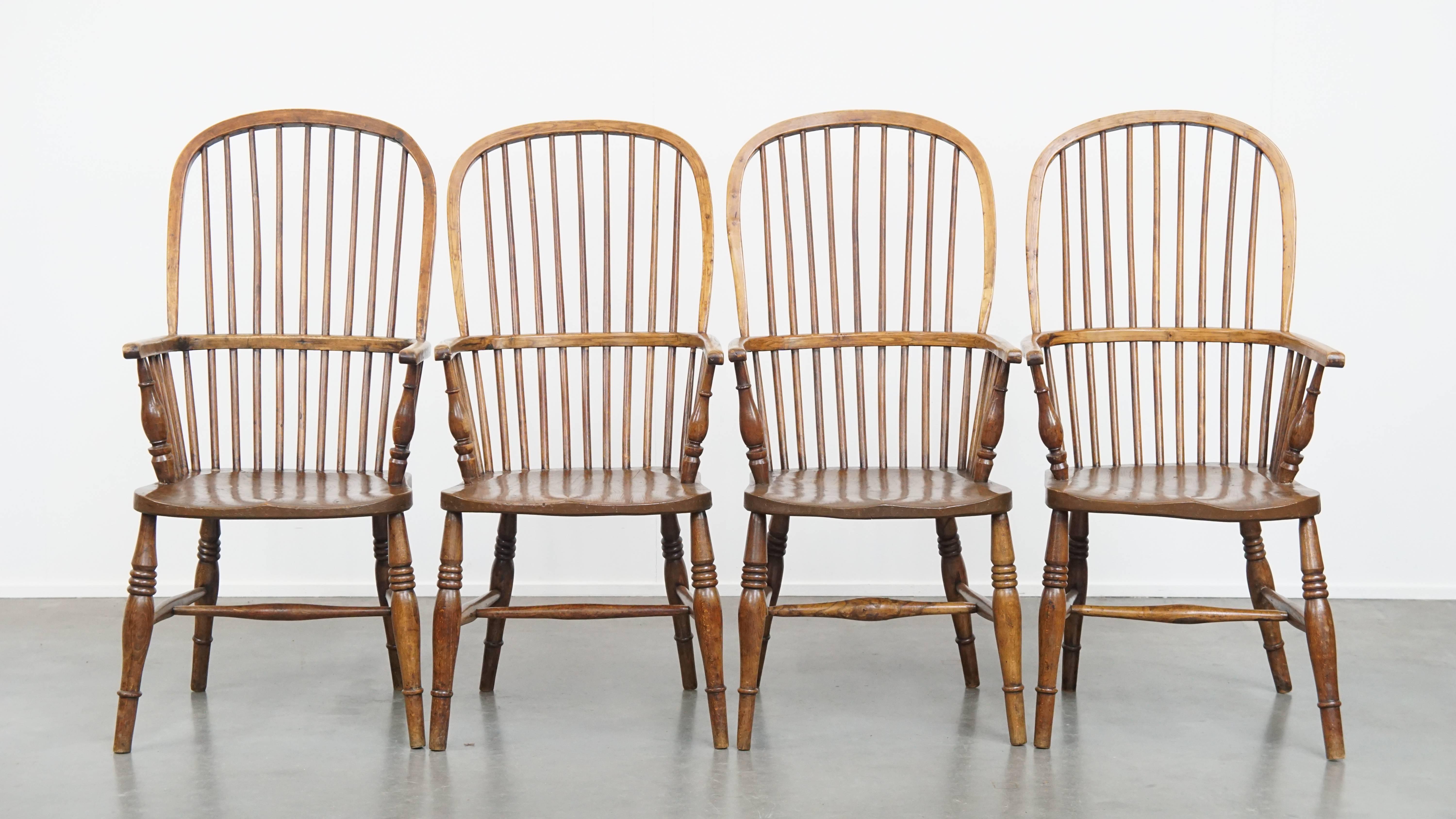Este encantador e intemporal conjunto de 4 sillas Windsor inglesas antiguas del siglo XIX, fabricadas en olmo. Estas maravillosas sillas Windsor antiguas, que datan del siglo XIX, no sólo son perfectas para su uso en un entorno doméstico, sino que