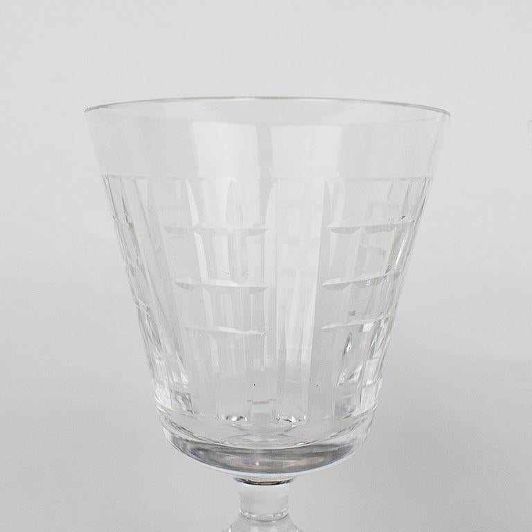 Ensemble de quatre verres en cristal gravé. Chaque verre est très délicat et présente un magnifique motif rectangulaire sur le pourtour. Ils constitueraient un ajout fantastique à un service de table pour les fêtes ou les occasions spéciales. Ils