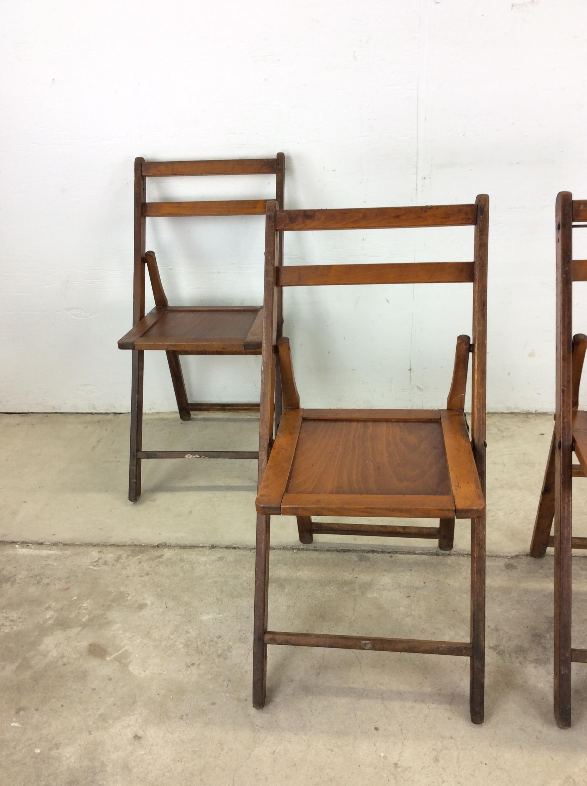 Mid-Century Modern Ensemble de 4 chaises pliantes anciennes avec finition en chêne en vente