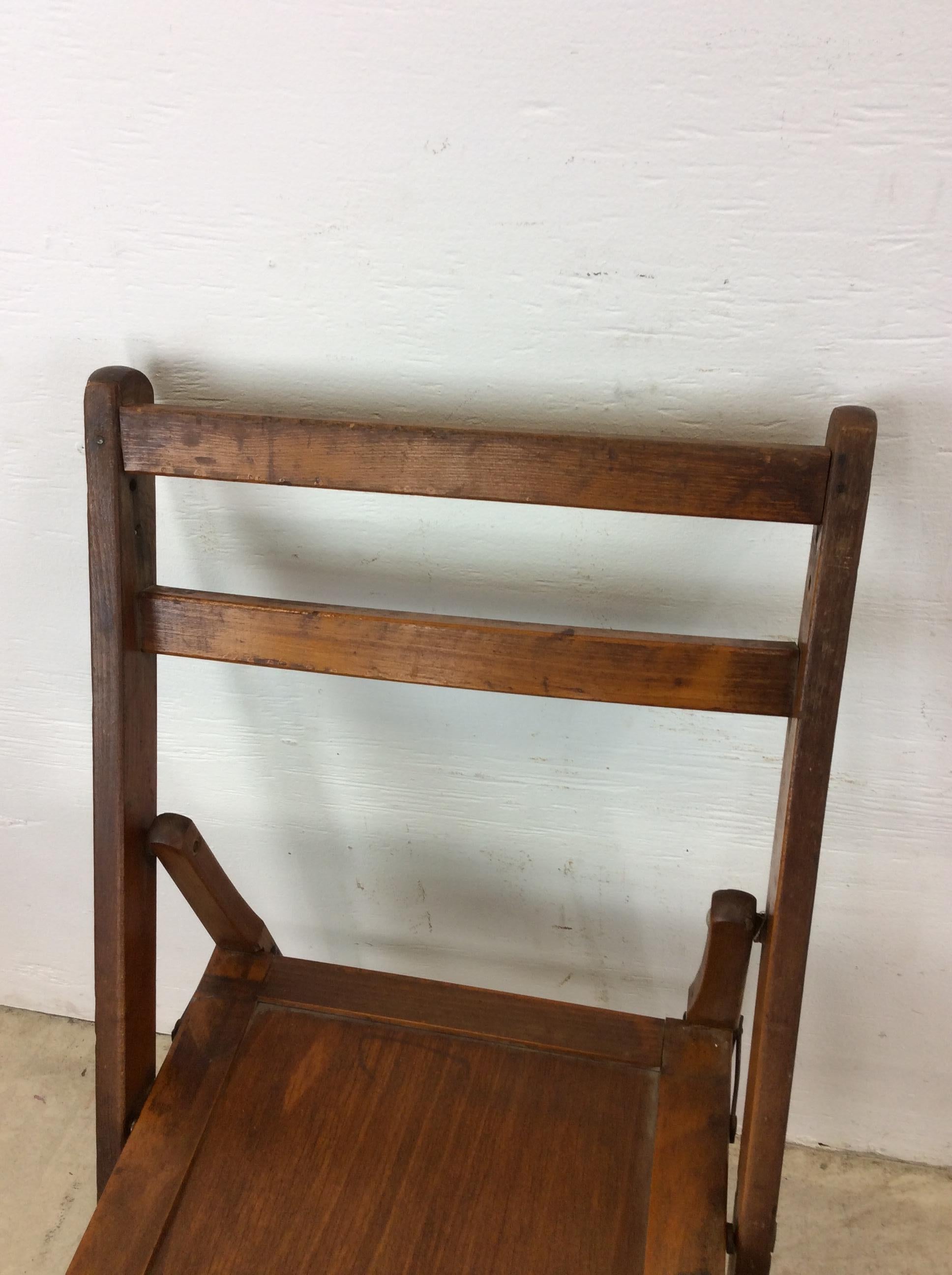 Ensemble de 4 chaises pliantes anciennes avec finition en chêne Bon état - En vente à Freehold, NJ