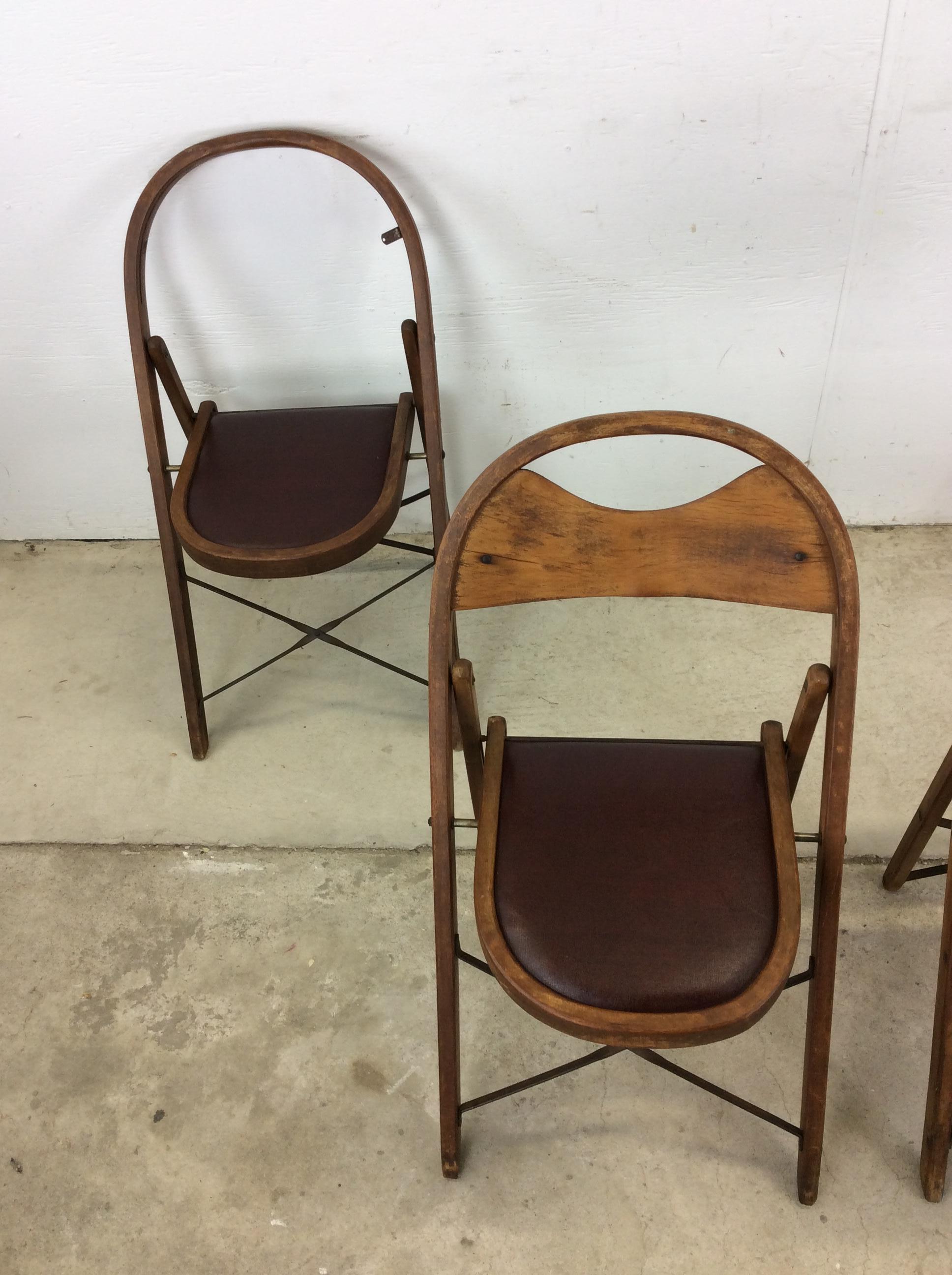 Dieses Set aus vier antiken Beistellstühlen ist aus Hartholz gefertigt, hat eine originale Lackierung, eine Bugholz-Rückenlehne an zwei Stühlen, originale rote Vinylsitze an allen vier Stühlen und verstärkte Stahlbeinstützen. 

Abmessungen: 17.5w