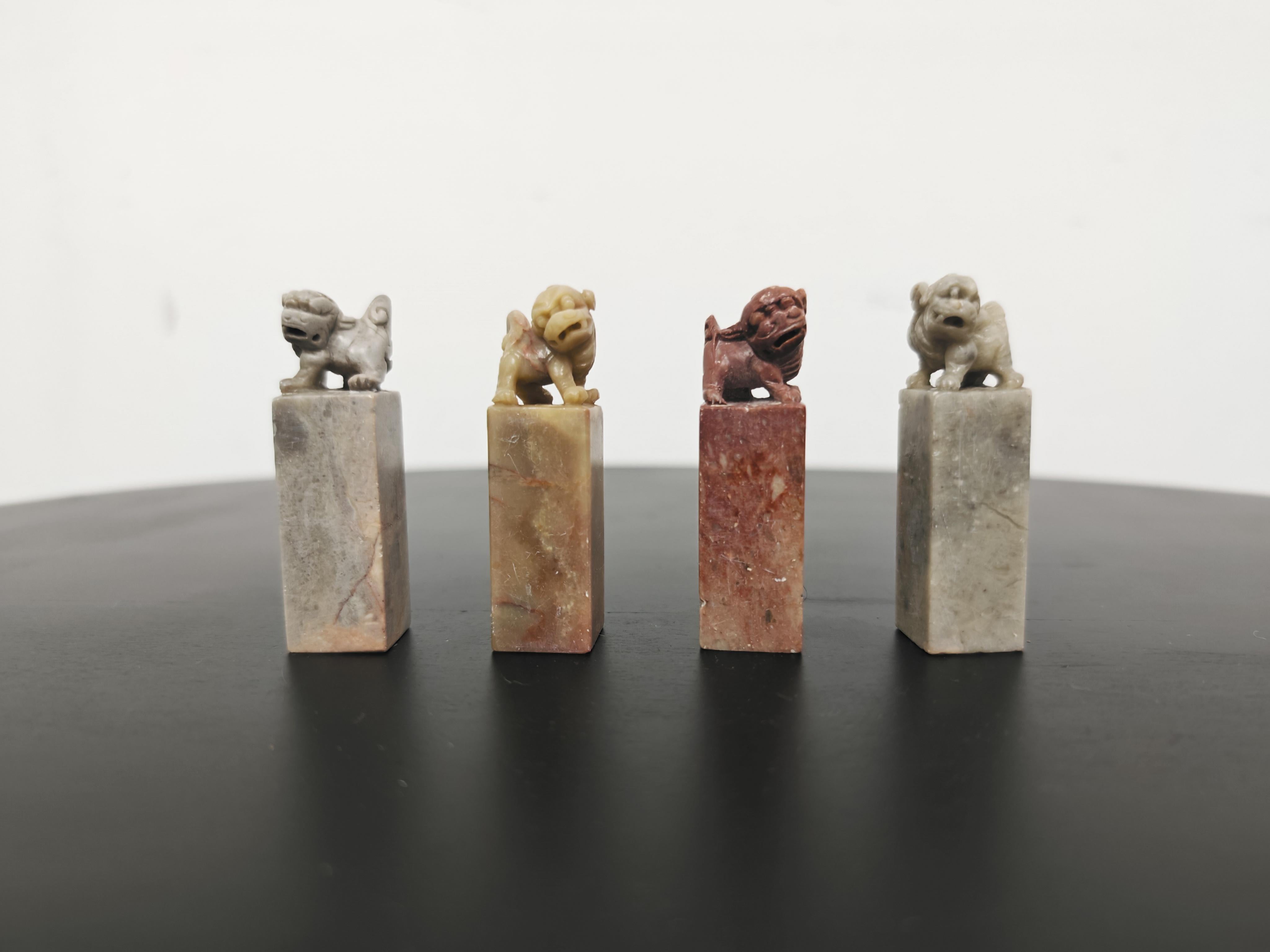 Satz von 4 antiken Foo Dogs, handgeschnitzt in Speckstein, China 19. im Angebot 4