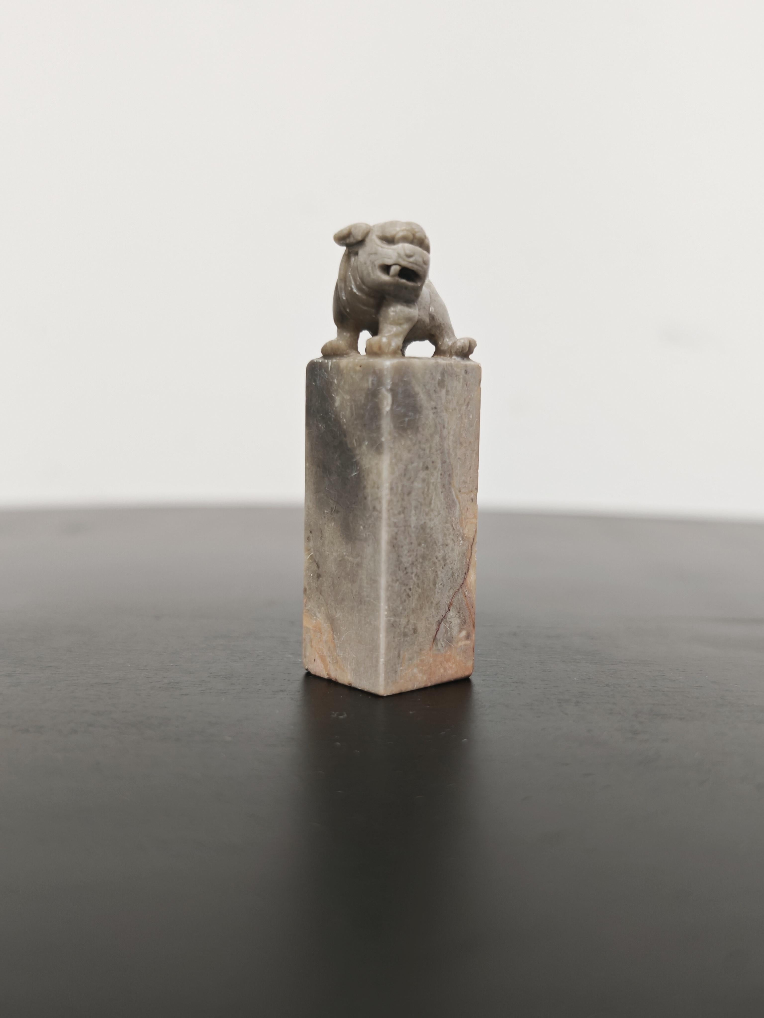 In diesem Angebot finden Sie einen Satz von 4, oder besser gesagt, zwei Paare von antiken, handgeschnitzten Foo Dogs. Diese kleinen Figuren sind aus Speckstein gefertigt. Diese löwenähnlichen Fabelwesen sind ein traditionelles chinesisches