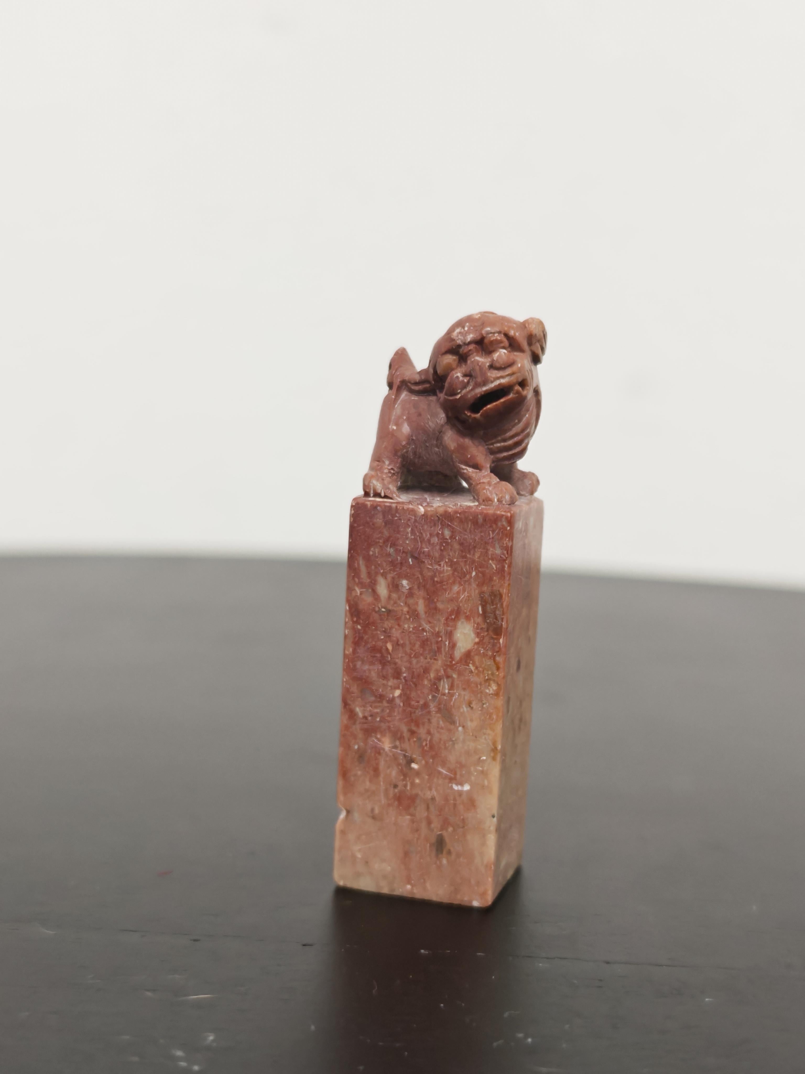 Satz von 4 antiken Foo Dogs, handgeschnitzt in Speckstein, China 19. (Chinesischer Export) im Angebot