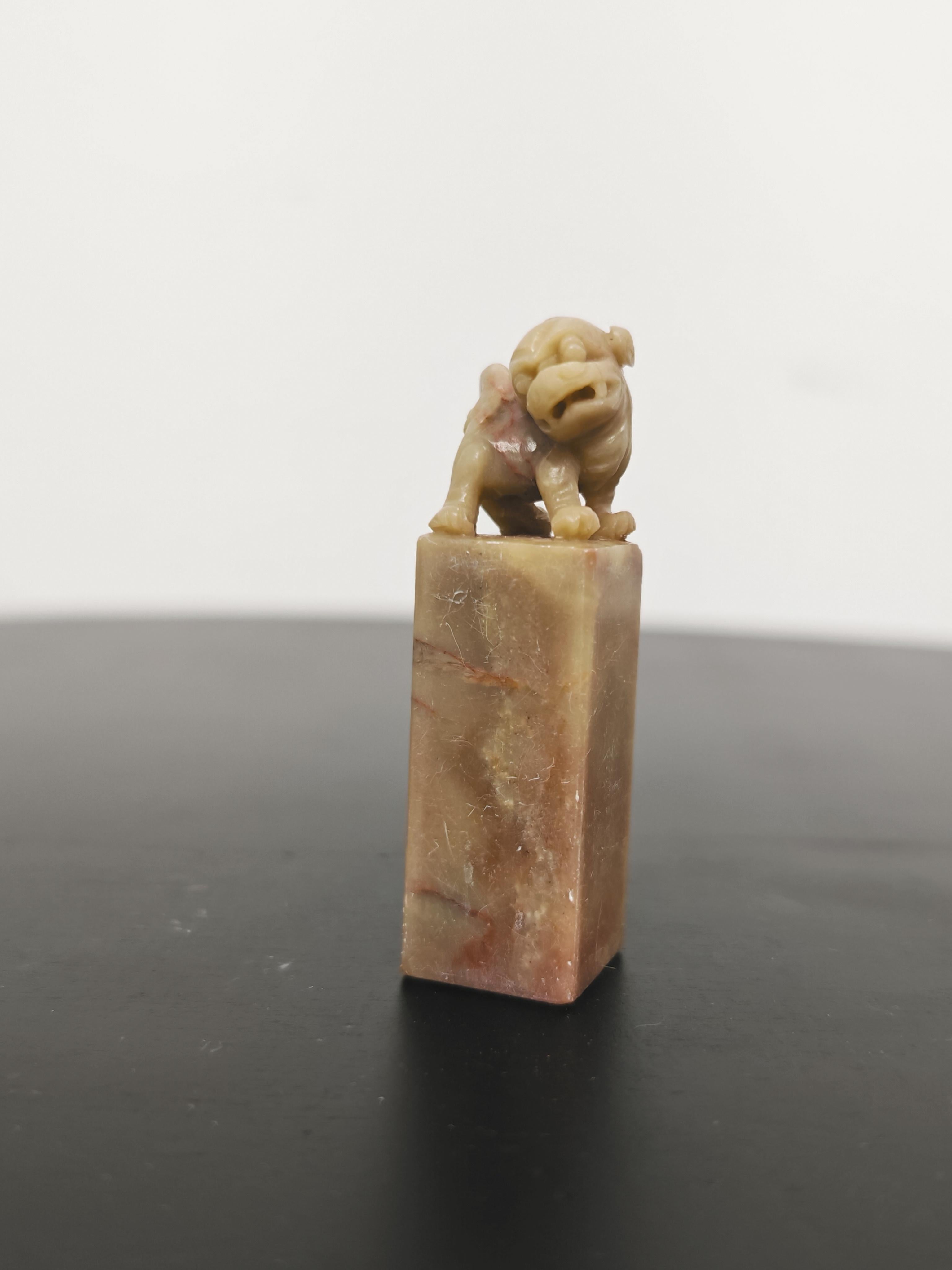 Satz von 4 antiken Foo Dogs, handgeschnitzt in Speckstein, China 19. (Chinesisch) im Angebot