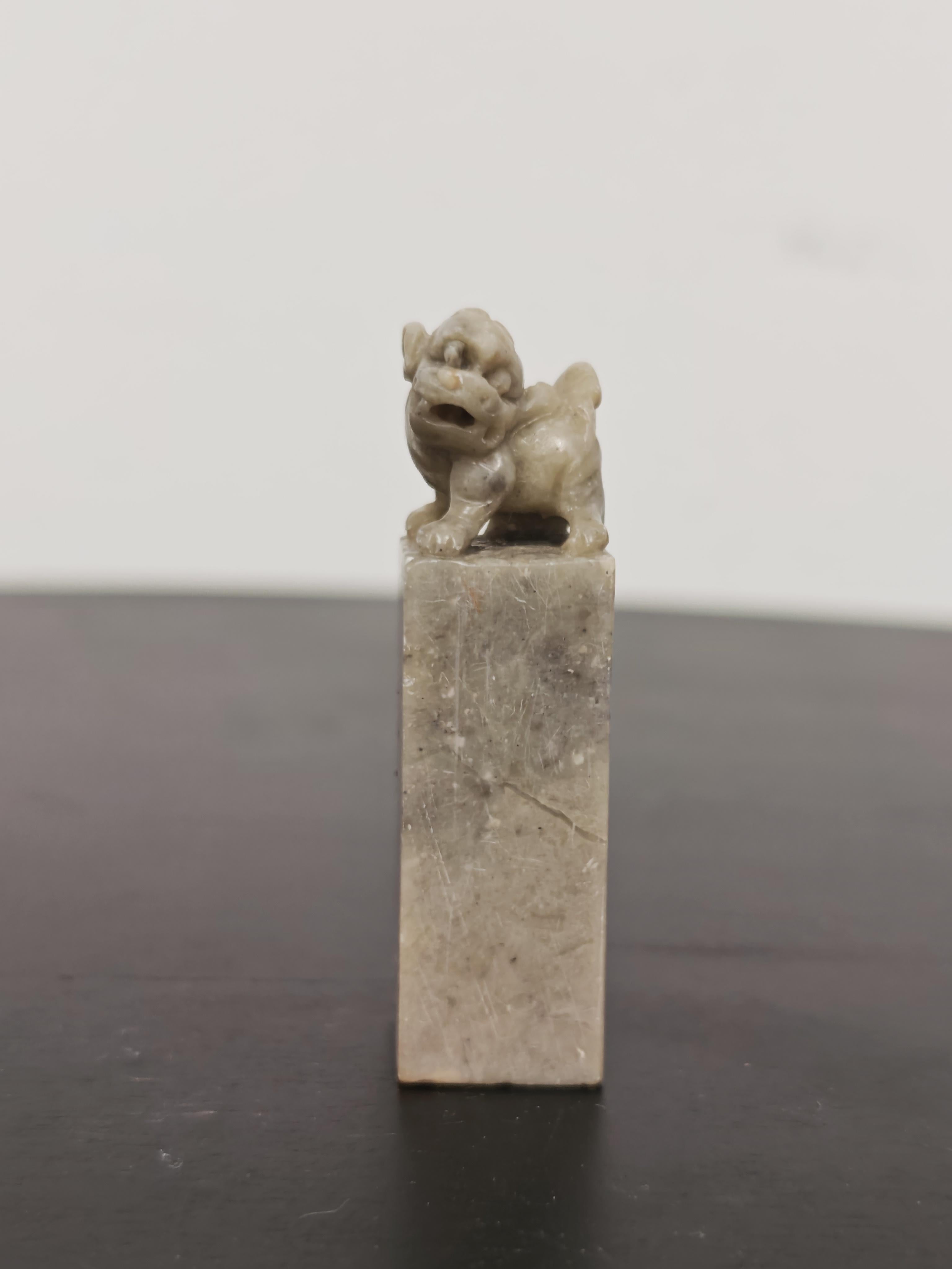 Satz von 4 antiken Foo Dogs, handgeschnitzt in Speckstein, China 19. im Zustand „Gut“ im Angebot in Beograd, RS