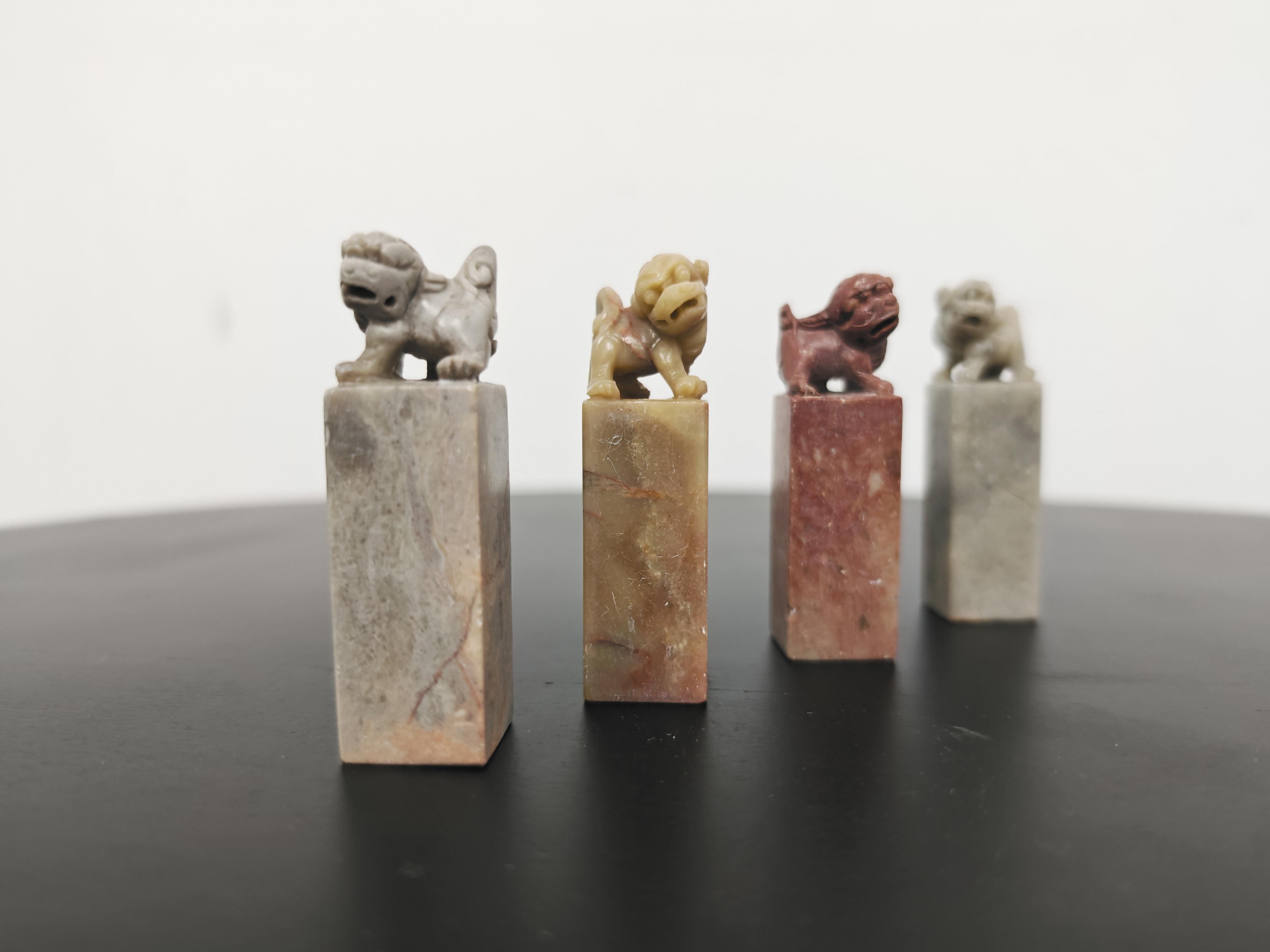 Satz von 4 antiken Foo Dogs, handgeschnitzt in Speckstein, China 19. (19. Jahrhundert) im Angebot