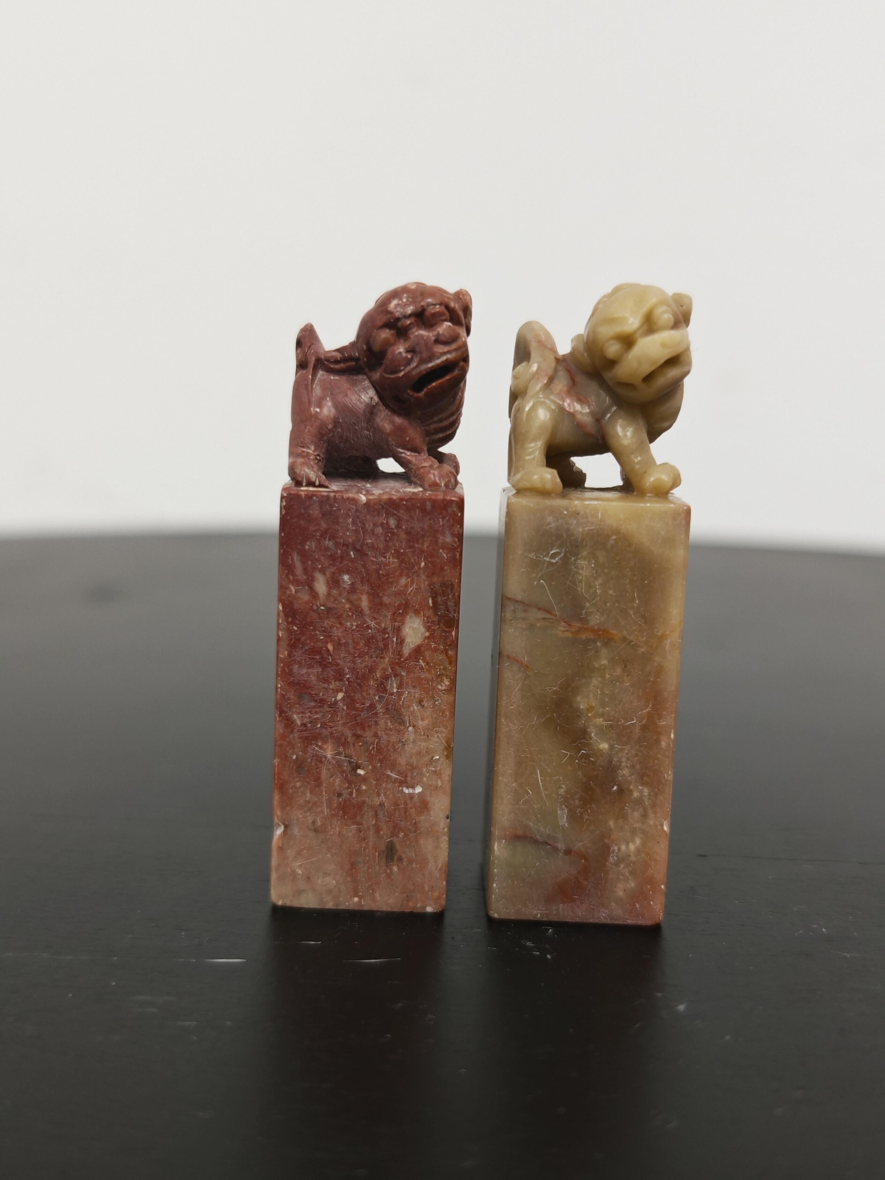 Satz von 4 antiken Foo Dogs, handgeschnitzt in Speckstein, China 19. im Angebot 1