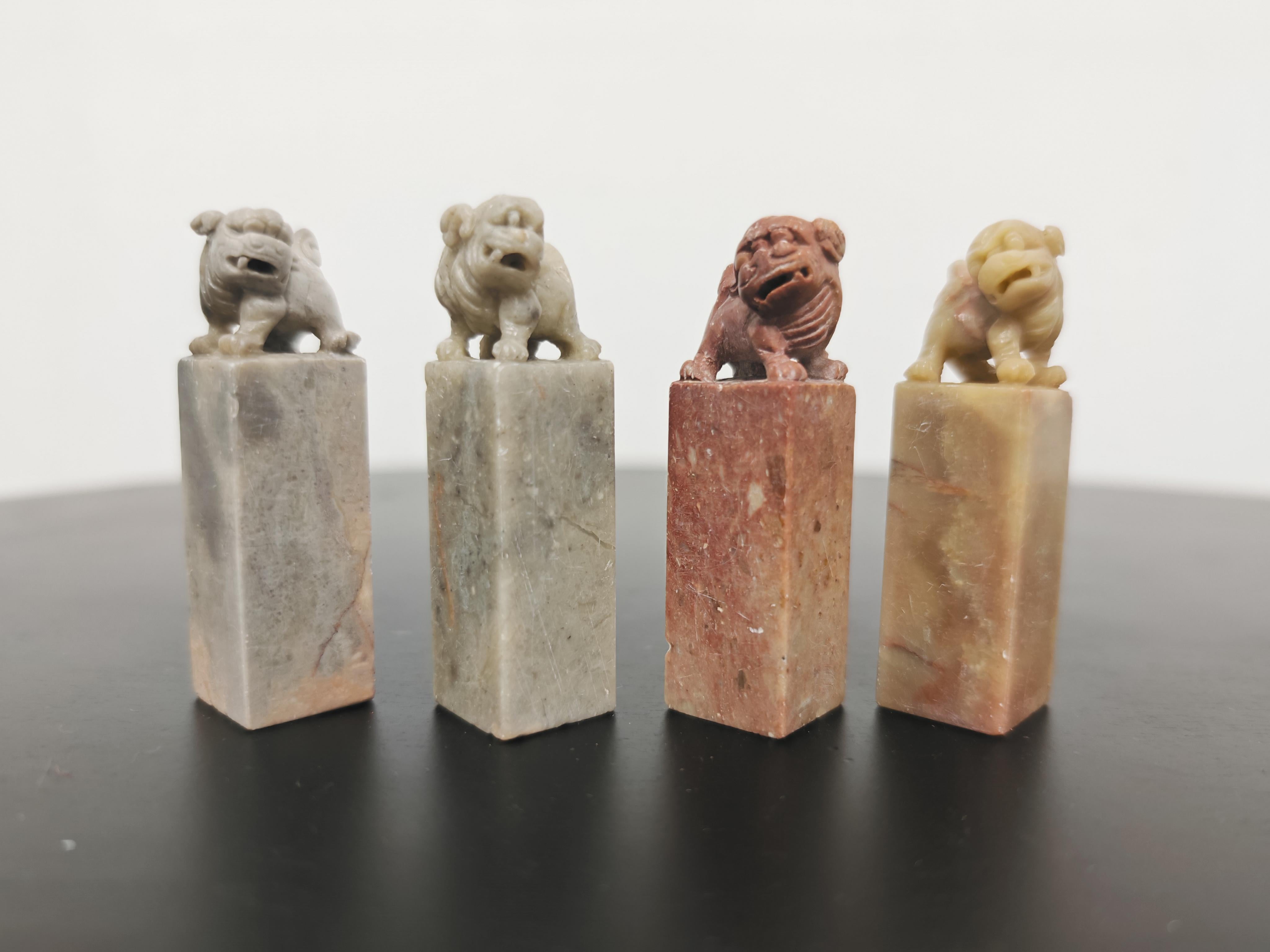 Satz von 4 antiken Foo Dogs, handgeschnitzt in Speckstein, China 19. im Angebot 3