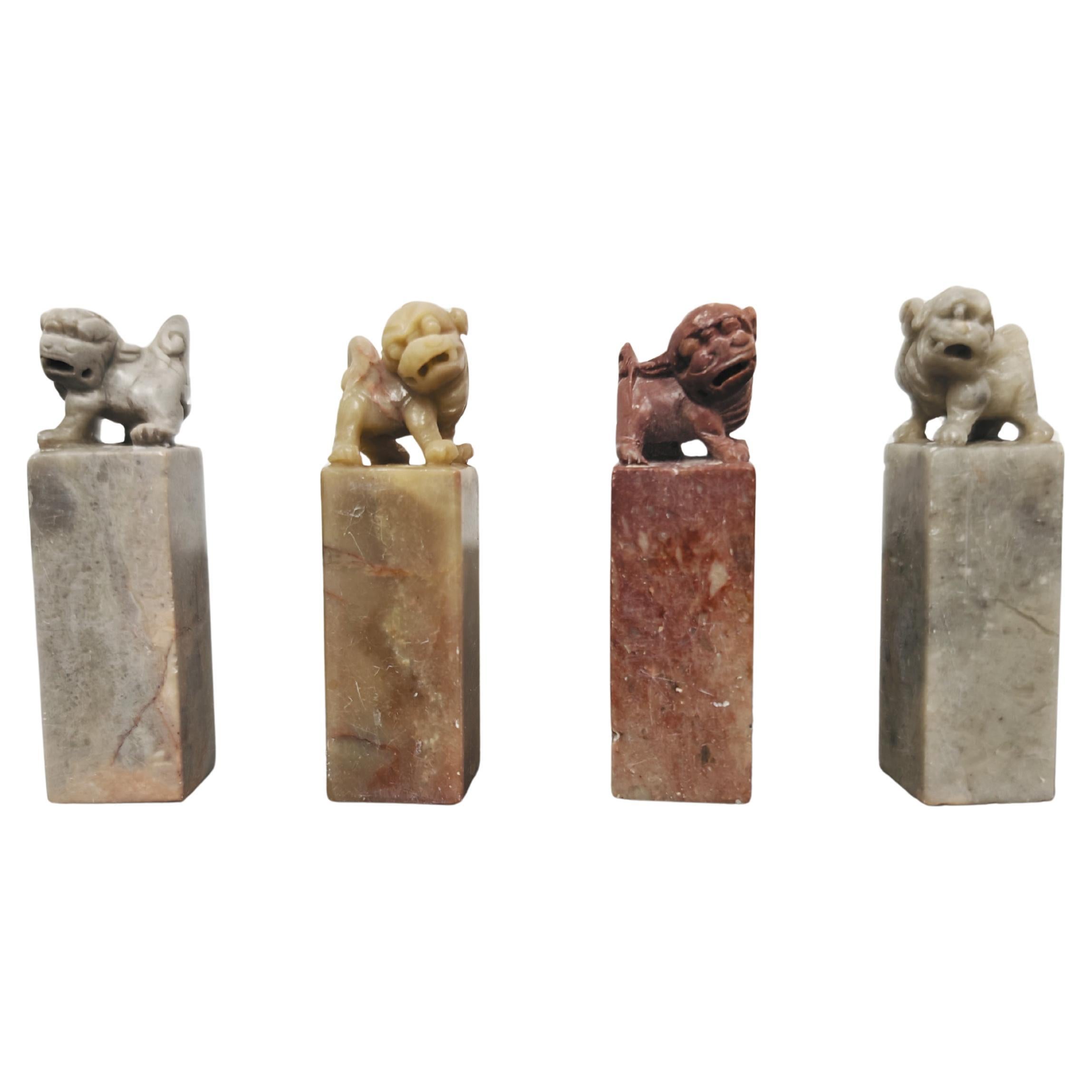 Satz von 4 antiken Foo Dogs, handgeschnitzt in Speckstein, China 19. im Angebot