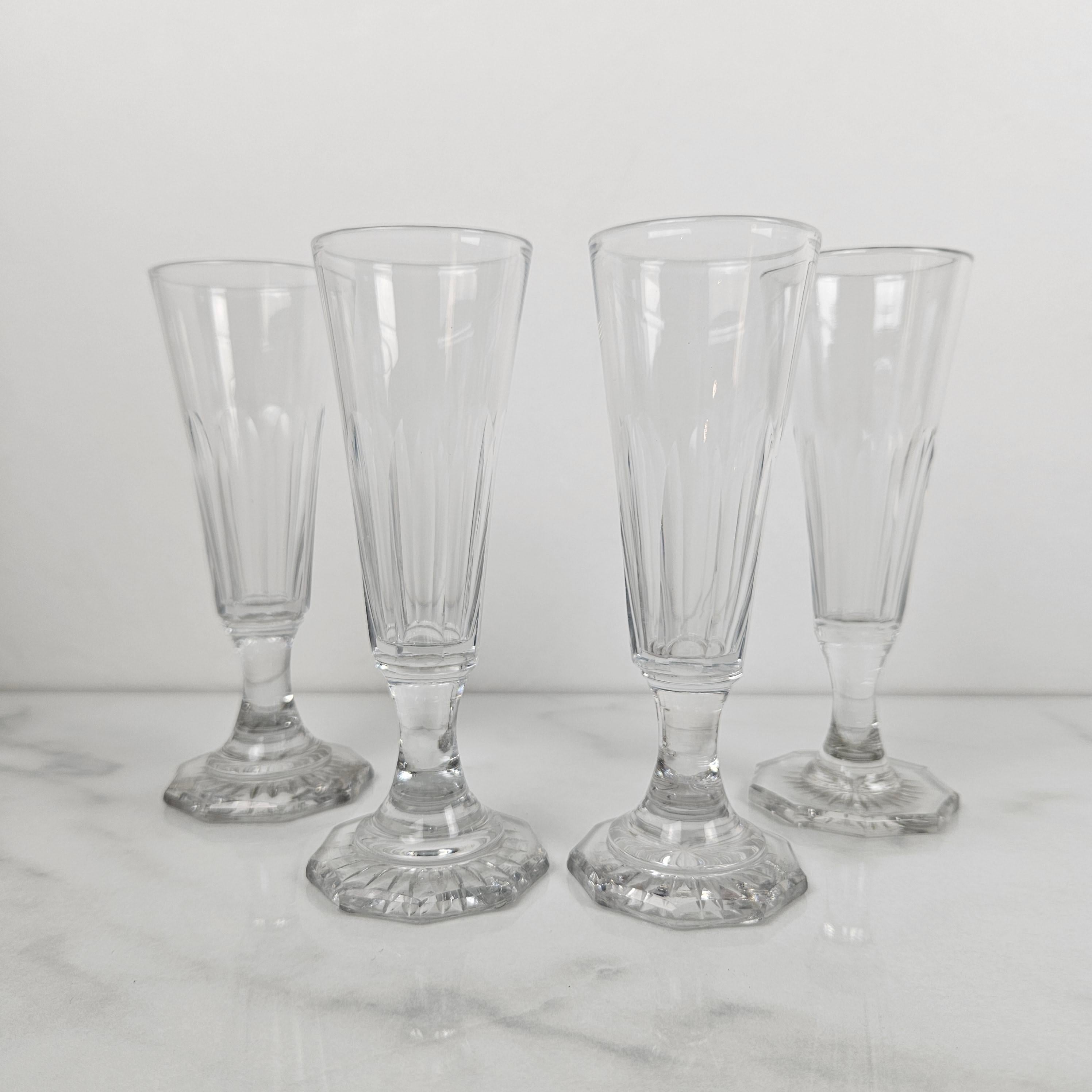 Romantique Ensemble de 4 flûtes à champagne en cristal soufflé à la main Antique French avec base taillée en vente
