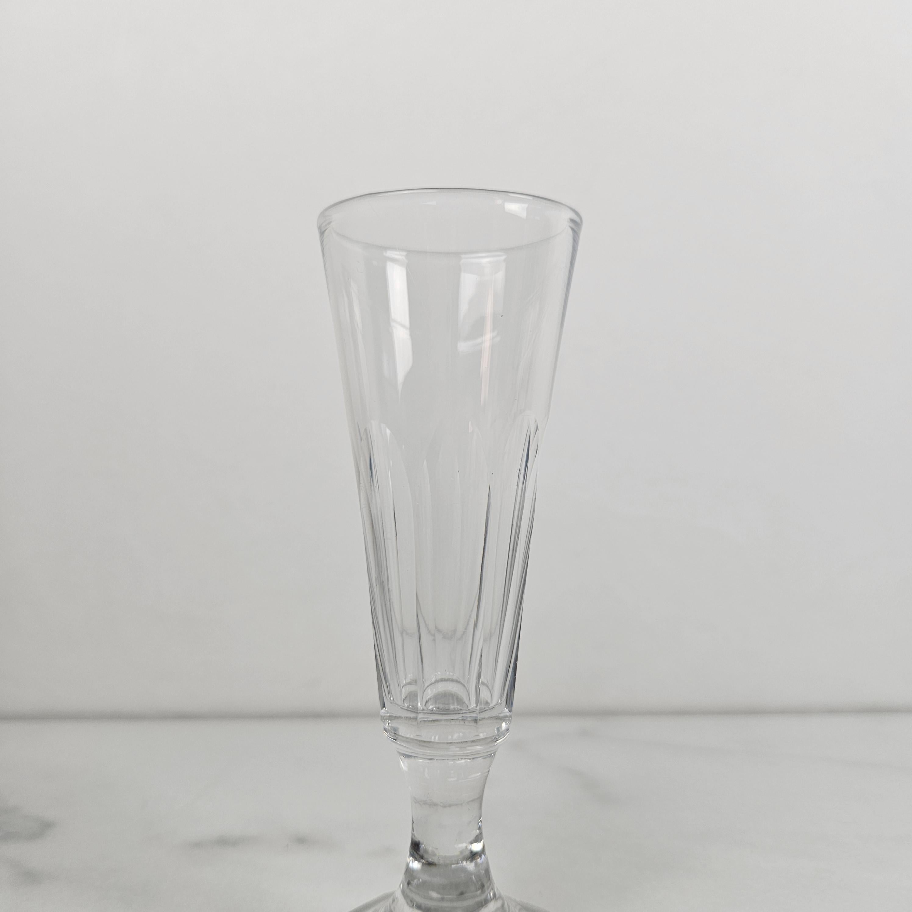 Français Ensemble de 4 flûtes à champagne en cristal soufflé à la main Antique French avec base taillée en vente