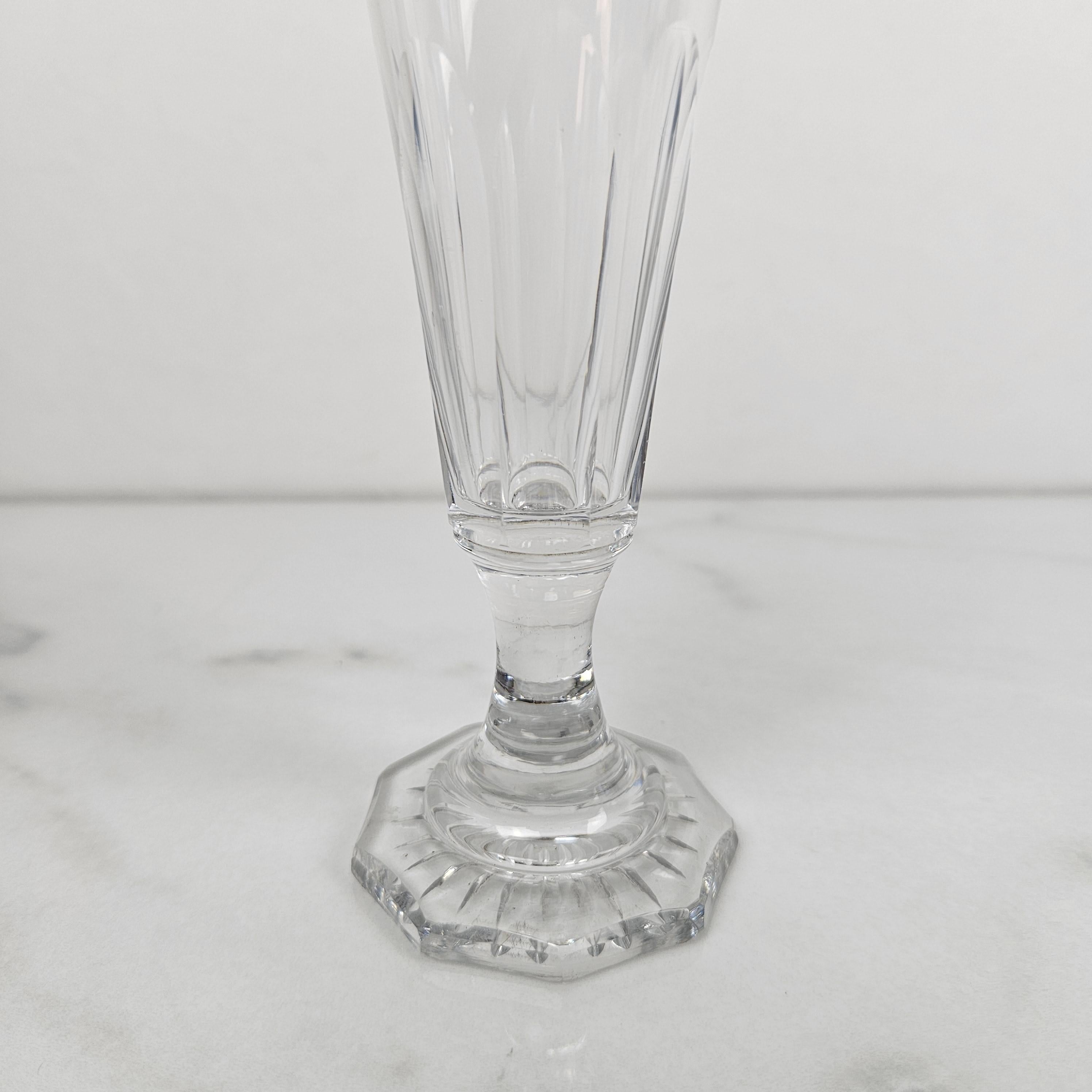 Fait main Ensemble de 4 flûtes à champagne en cristal soufflé à la main Antique French avec base taillée en vente