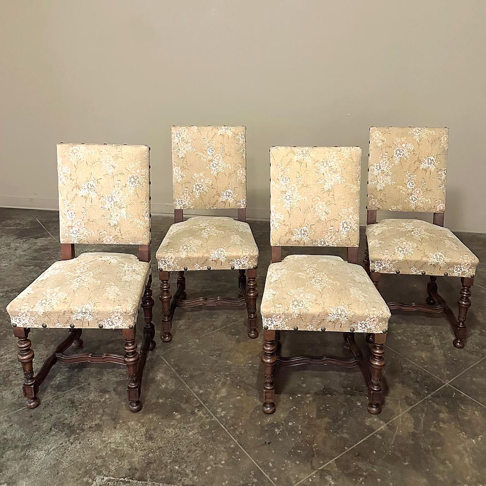 Satz von 4 antiken französischen Louis XIV-Salonstühlen aus Nussbaum ~ Die Beistellstühle weisen eine maßgeschneiderte, neoklassisch inspirierte Architektur auf, die sich in den quadratischen Rückenlehnen und leicht trapezförmigen Sitzformen zeigt.