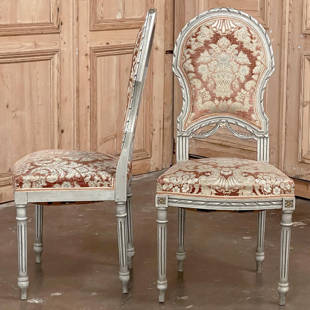 Satz von 4 antiken französischen Louis-XVI-Stühlen, bemalt im Angebot 3