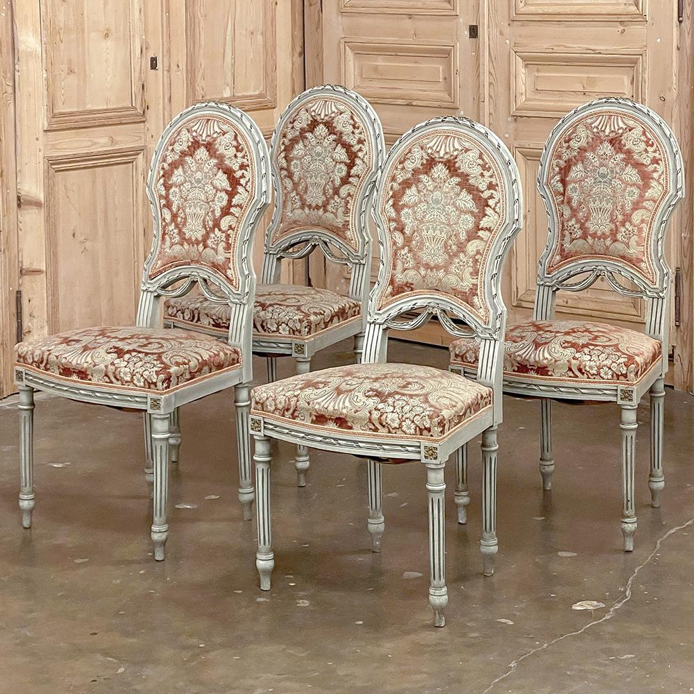 Satz von 4 antiken französischen Louis-XVI-Stühlen, bemalt (Handgeschnitzt) im Angebot