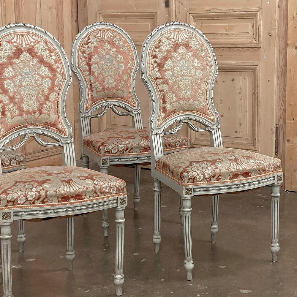 Satz von 4 antiken französischen Louis-XVI-Stühlen, bemalt (Stoff) im Angebot