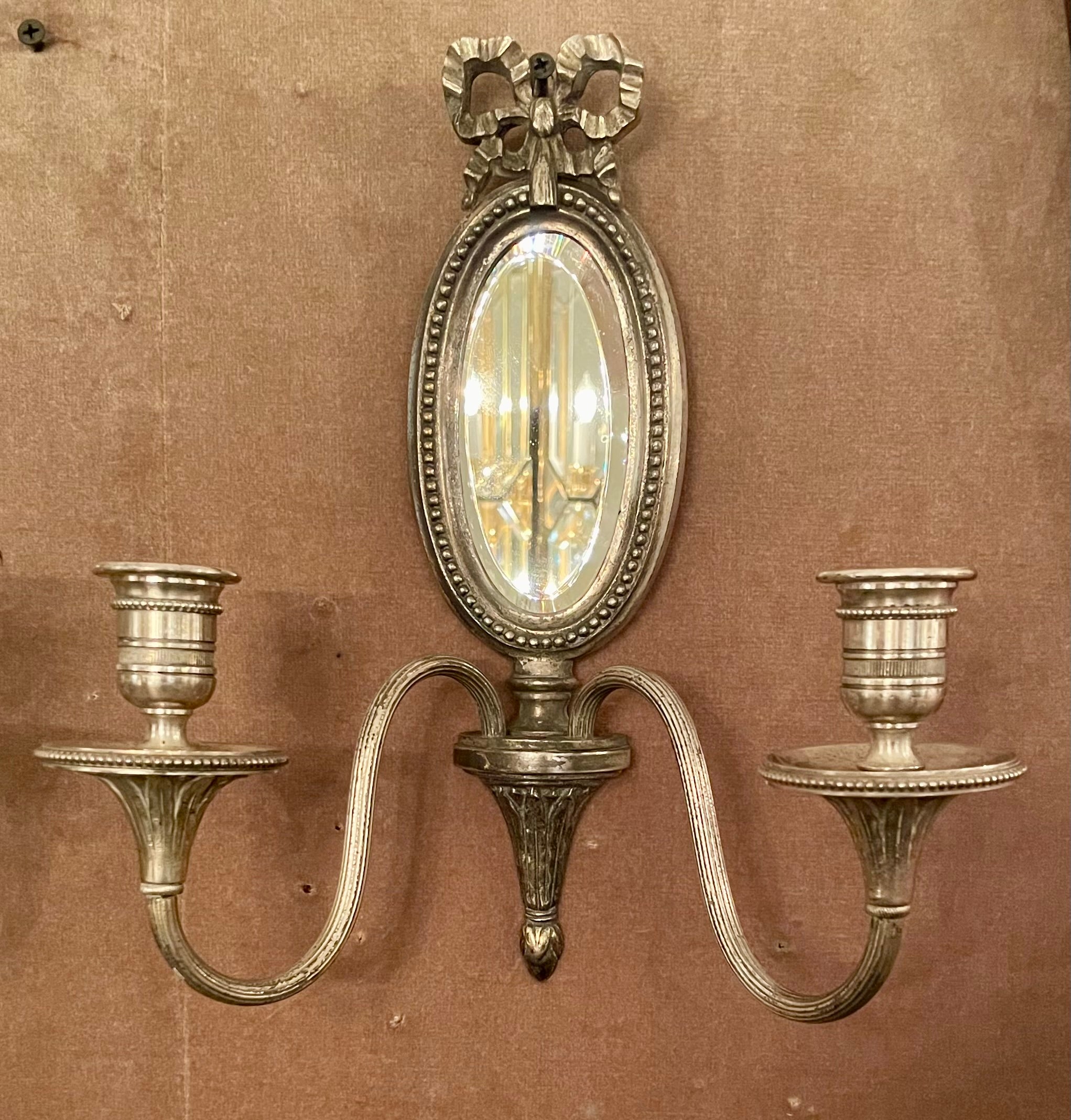 Ensemble de 4 appliques anciennes en bronze argenté de style Louis XVI avec miroirs biseautés, vers 1890.