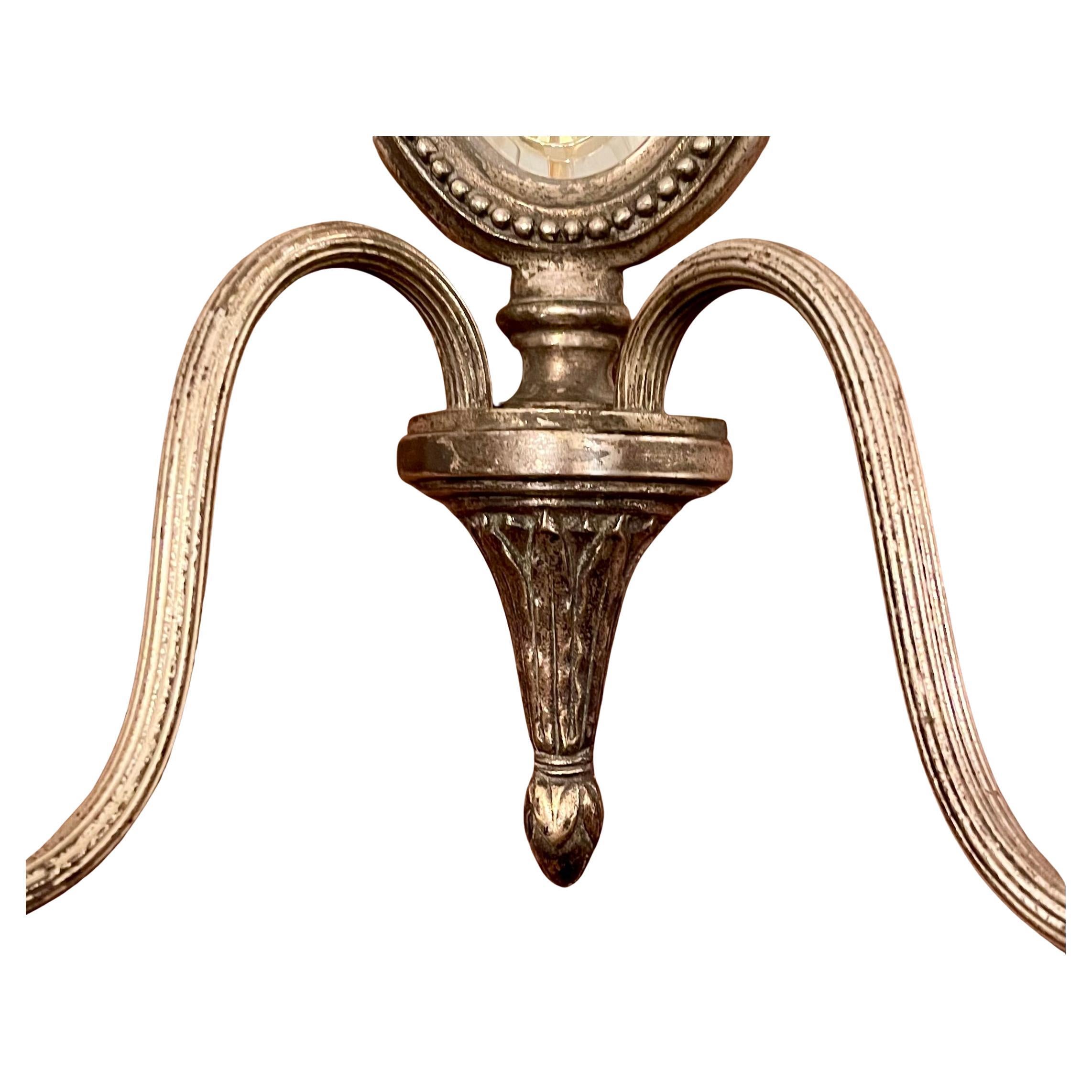 Français Ensemble de 4 appliques anciennes de style Louis XVI en bronze argenté et miroir biseauté. en vente