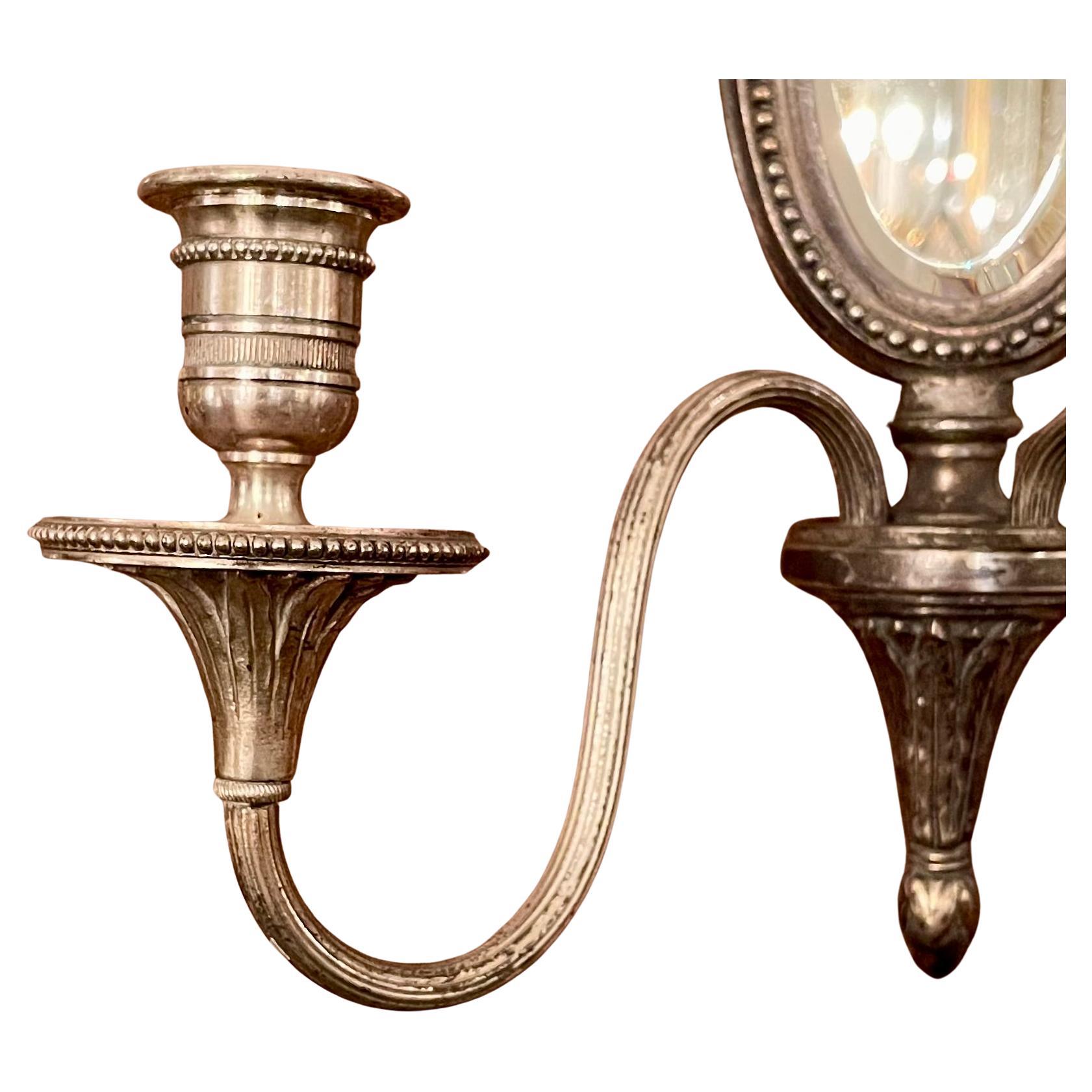 Biseauté Ensemble de 4 appliques anciennes de style Louis XVI en bronze argenté et miroir biseauté. en vente