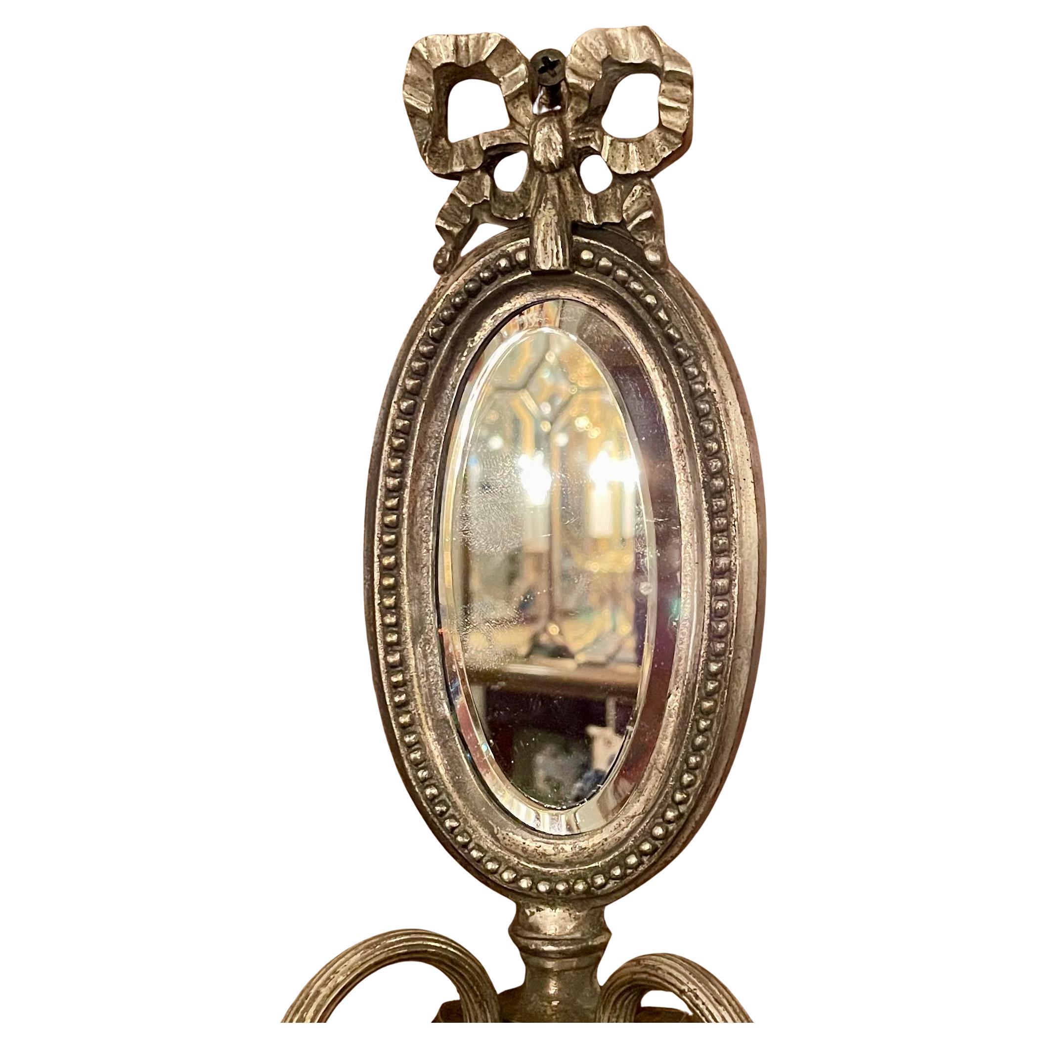 Ensemble de 4 appliques anciennes de style Louis XVI en bronze argenté et miroir biseauté. Bon état - En vente à New Orleans, LA