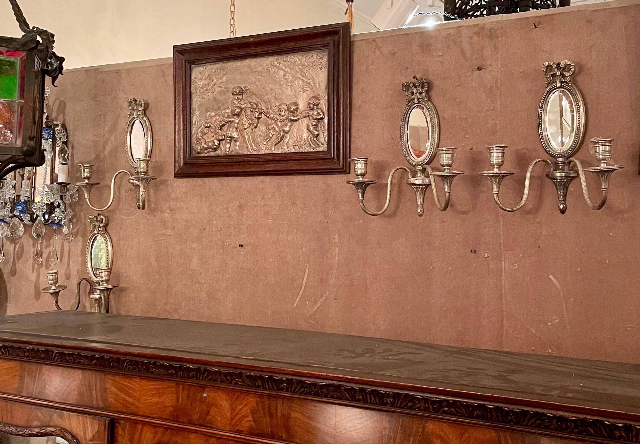 XIXe siècle Ensemble de 4 appliques anciennes de style Louis XVI en bronze argenté et miroir biseauté. en vente