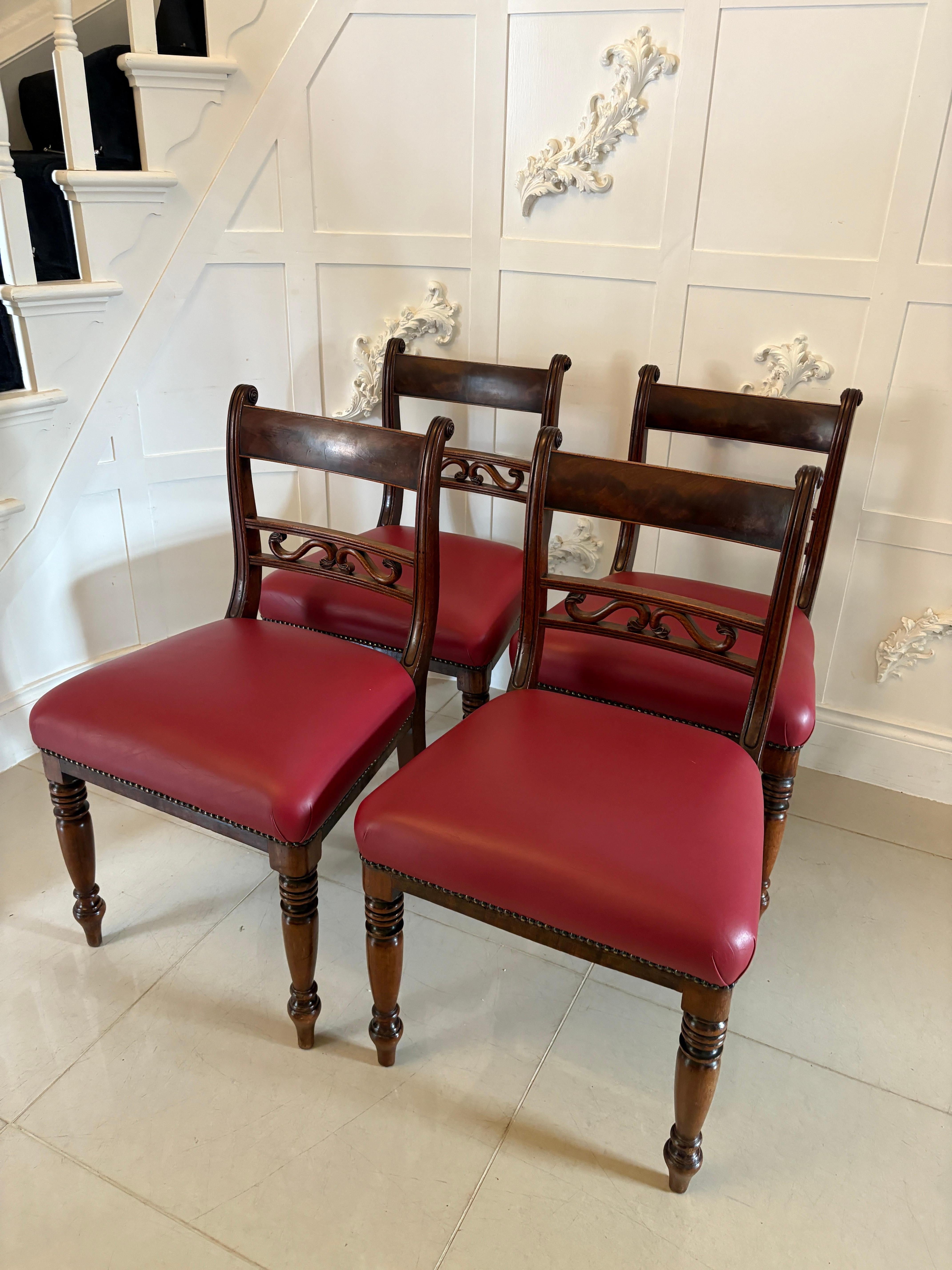 Set di 4 antiche sedie da pranzo in mogano di qualità Giorgio III con piano sagomato in mogano di qualità, stecca centrale in mogano intagliato, sedili imbottiti in pelle rossa che poggiano su eleganti gambe tornite e affusolate nella parte