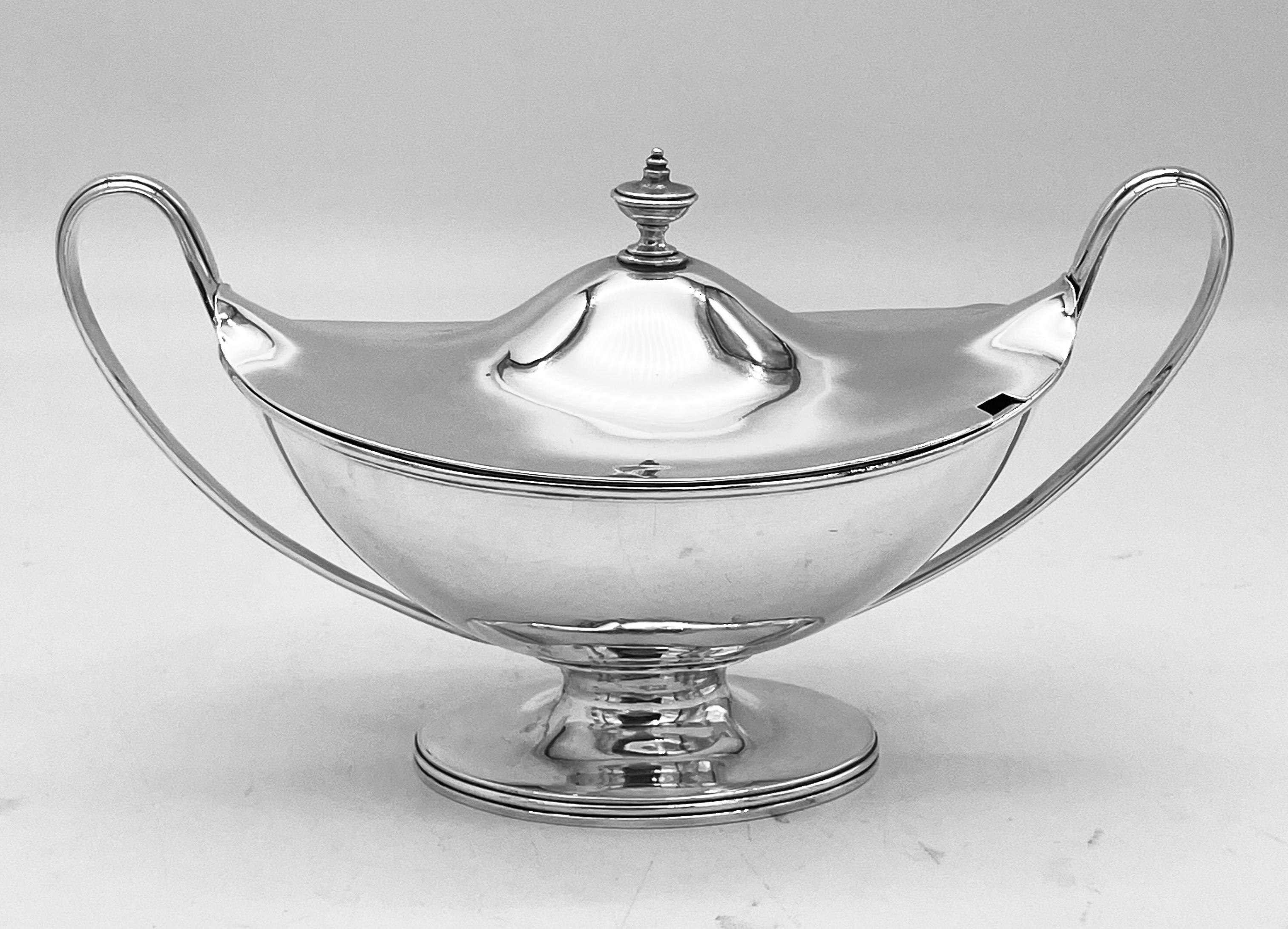 Set of 4 Antique George III Silver Sauce Tureens In Good Condition For Sale In London, GB