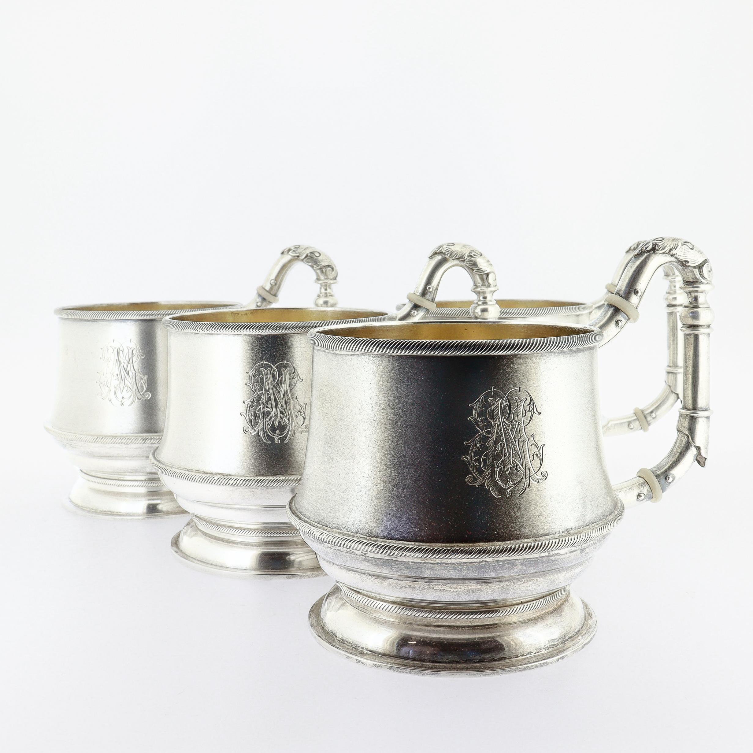 Art Nouveau Set di 4 antiche tazze da tè/vodka in argento tedesco dorato 84 Zolotnik di E. Goldschmidt in vendita