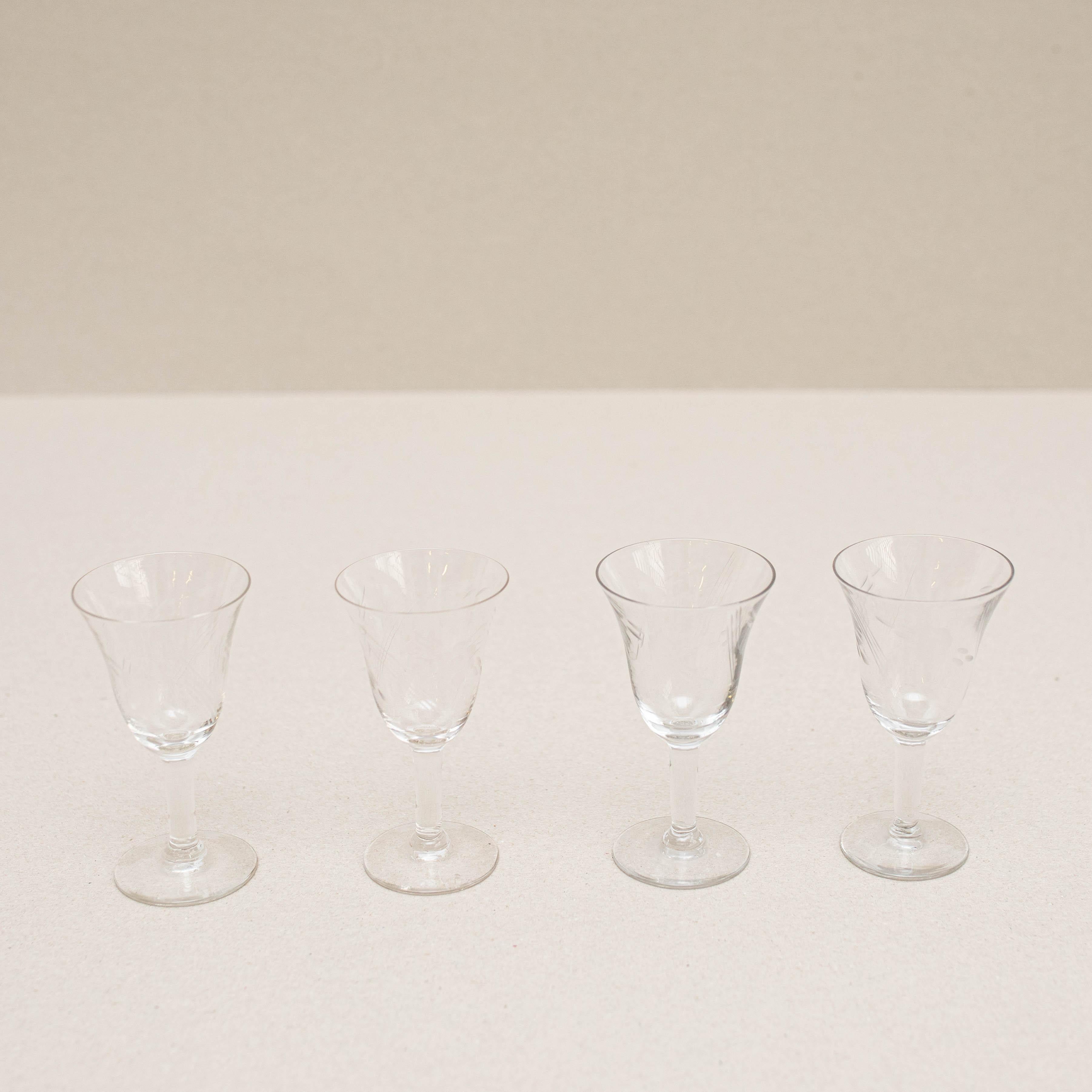 Satz von 4 antiken Weinbechern aus Glas, um 1940 (Moderne der Mitte des Jahrhunderts) im Angebot