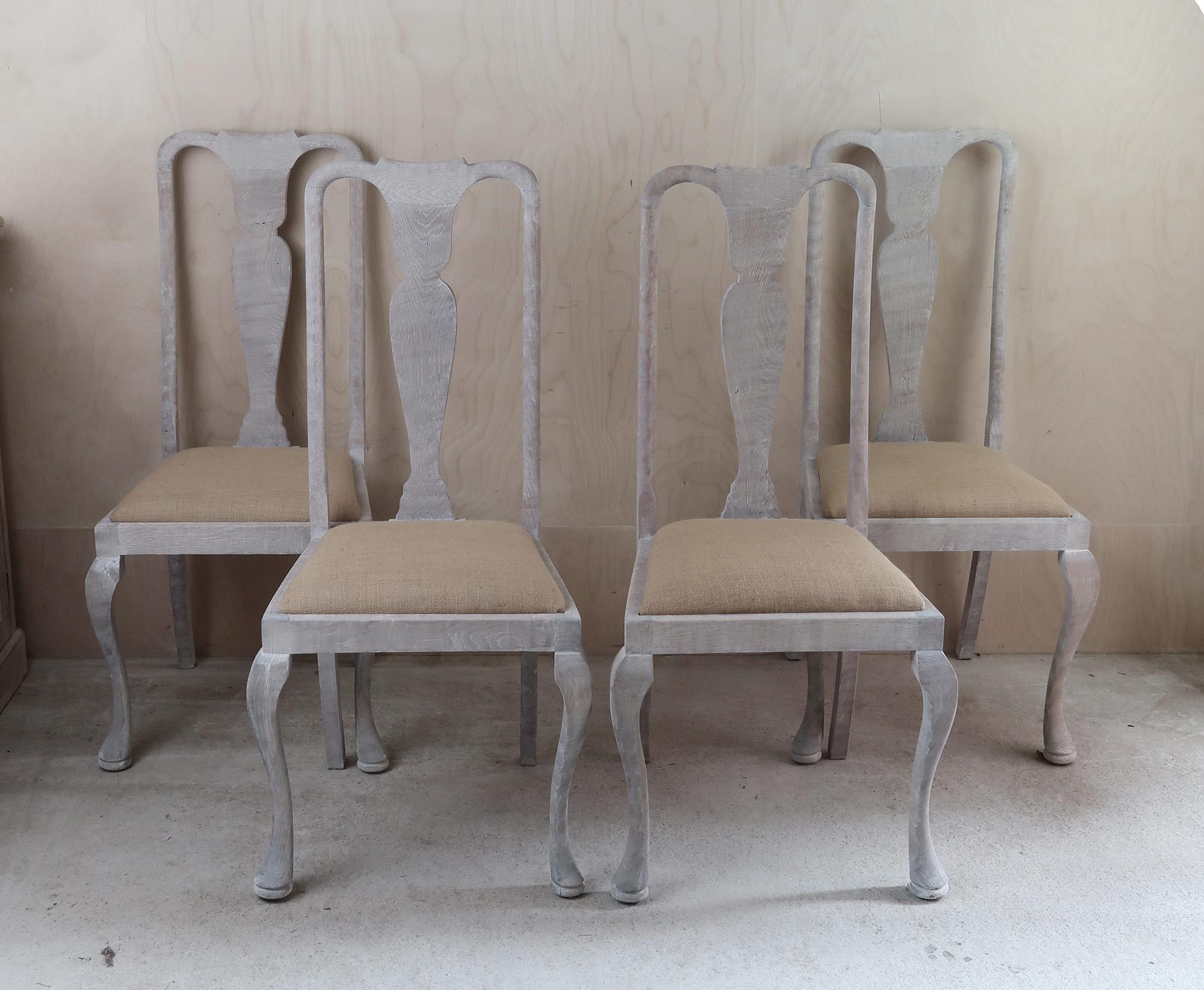 Un charmant ensemble de 4 chaises en chêne chaulé anglais. 

Ils ont été récemment chaulés pour mettre en valeur le magnifique grain du bois.

Les sièges ont été retapissés en toile de jute ou en toile de jute.

Les chaises datent des années