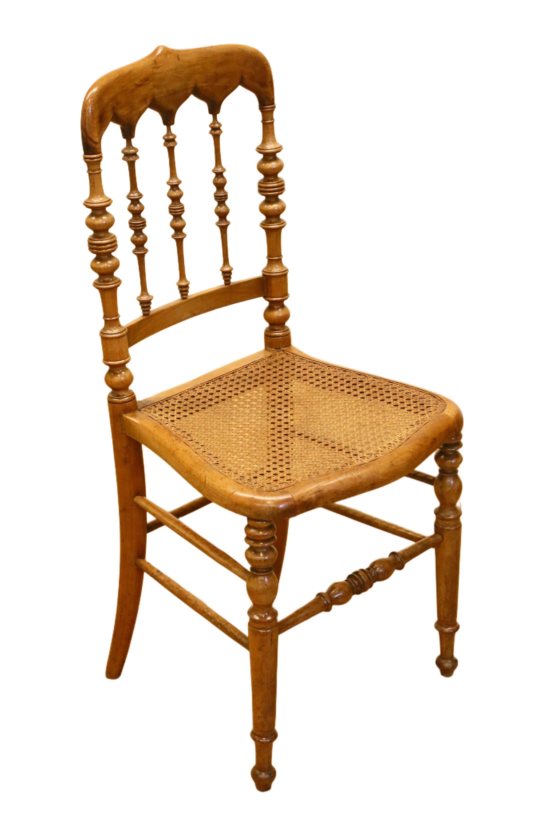 Set of 4 Antique Hitchcock, Alford & Co. Walnut Cane Seat Dining Chairs In Good Condition For Sale In Tonbridge, Kent