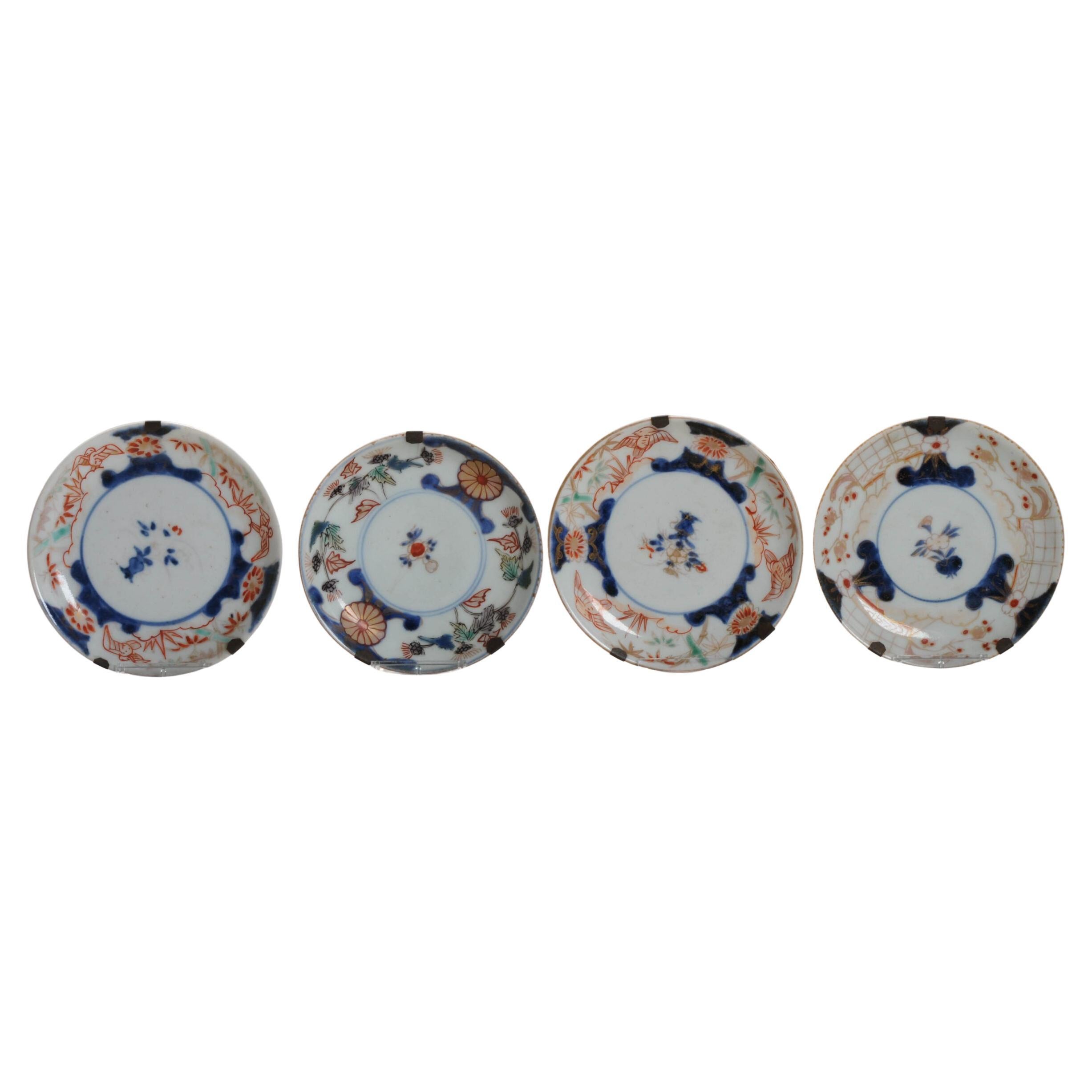 Set di 4 antichi piatti giapponesi Imari Porcelain con vecchi appendiabiti da parete, c.C.