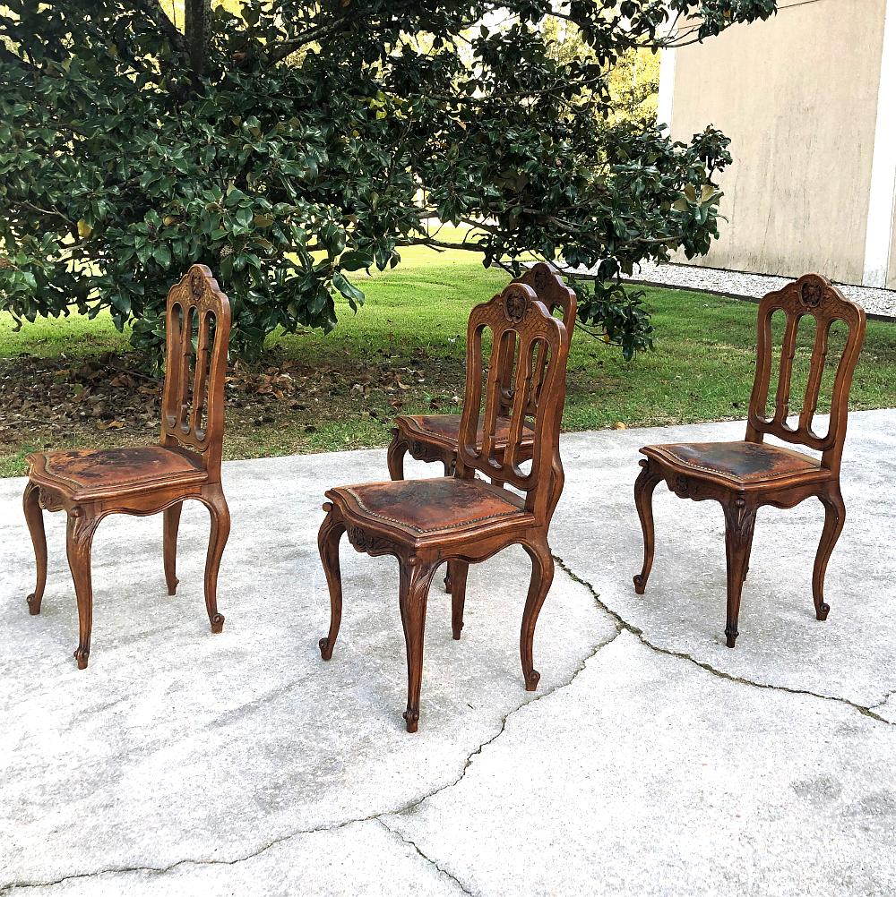 Fait main Ensemble de 4 chaises anciennes Liegoise avec sièges en cuir embossé en vente