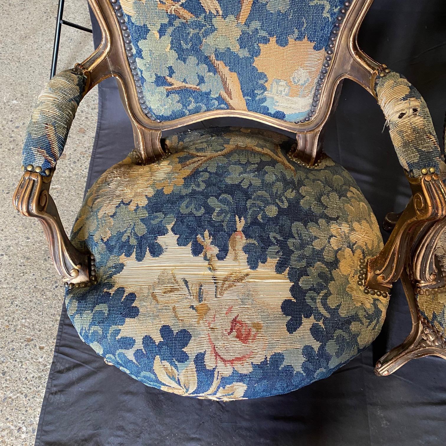 Set di 4 poltrone antiche Luigi XV con arazzo a forma di uccello In condizioni buone in vendita a Hopewell, NJ
