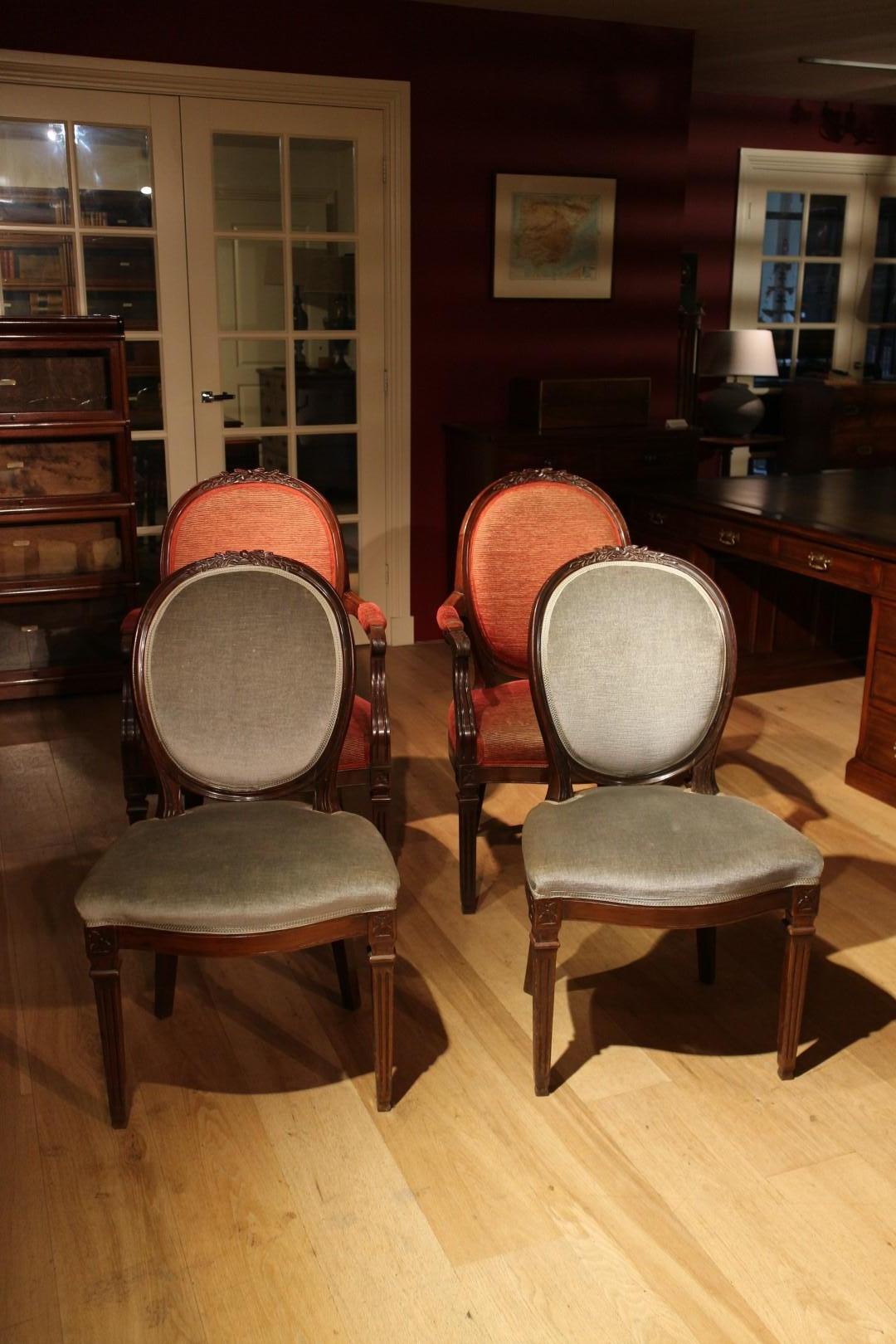 Set of 4 antique mahogany dining room chairs Louis Seize 1780-1810 The chairs are in very good condition. (2 with armrests)
Spacious comfortable seat and very solid. Beautiful set of pure antique chairs, 18th century.

Origin: France
period: Approx.