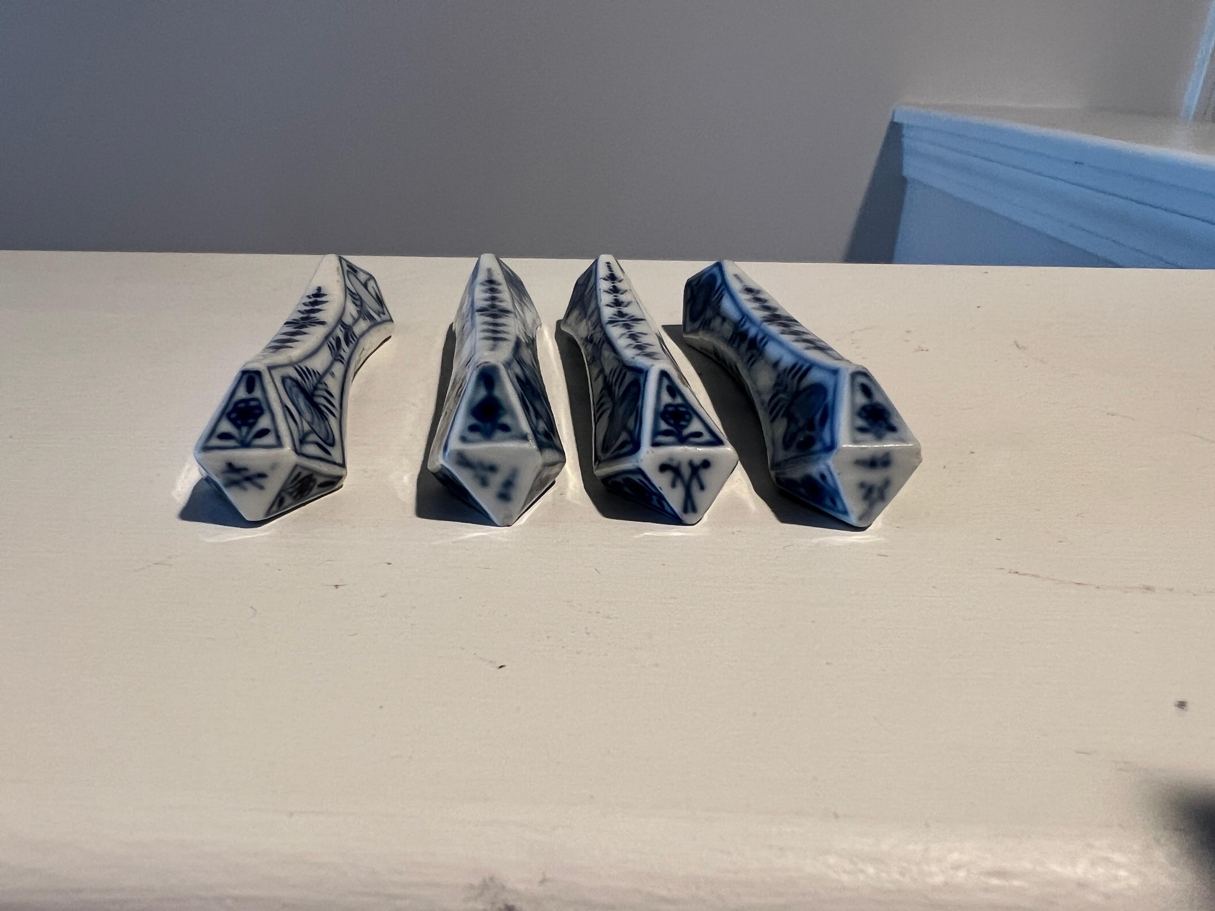 Set of 4, Antique Meissen Blue Onion Pattern Knife Rests Circa 19th century In Good Condition For Sale In Atlanta, GA
