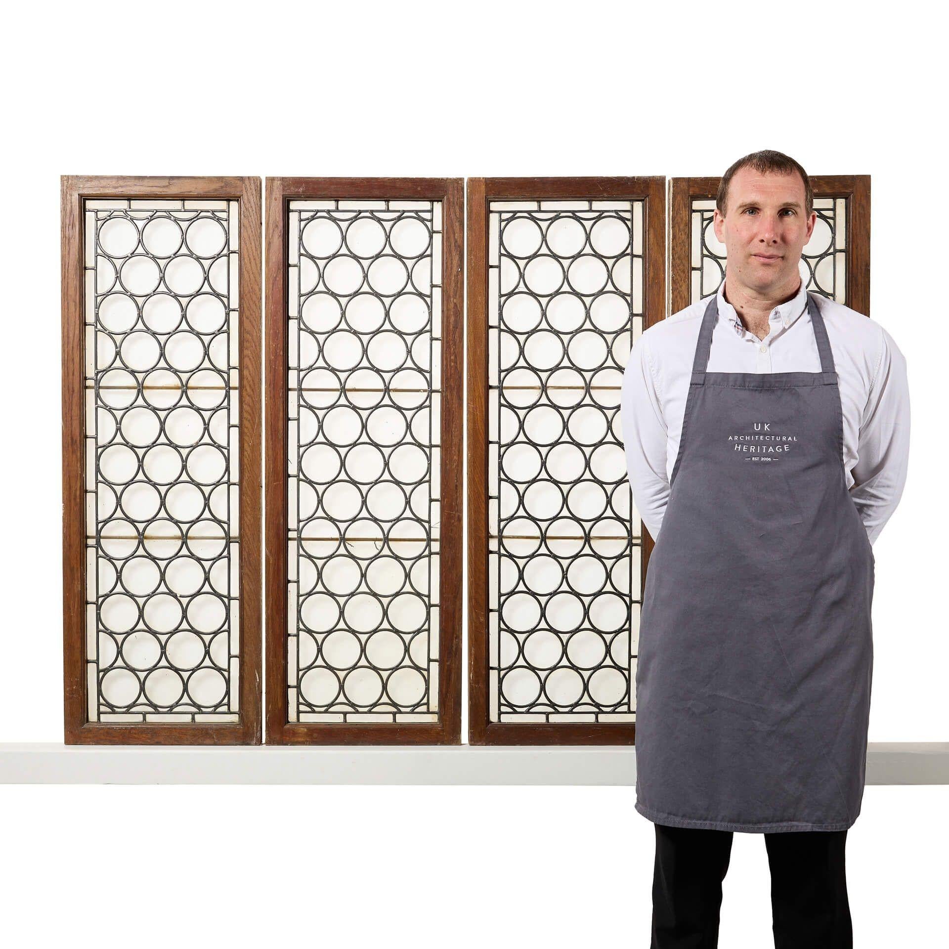 Cuatro antiguas ventanas acristaladas de roble de principios del siglo XX, recuperadas de una granja de Norfolk.

Caracterizadas por su inusual acristalamiento estampado, cada ventana tiene un estilo a juego, emplomado con redondeles repetidos