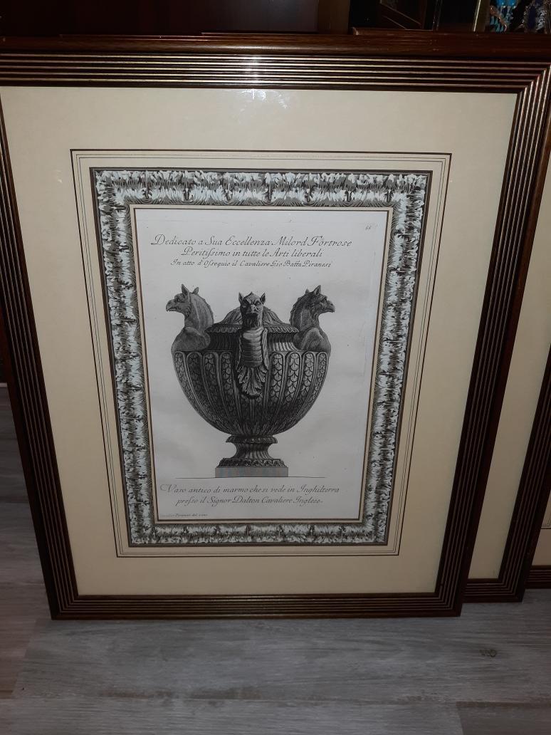 Ensemble de quatre gravures italiennes de Piranèse encadrées et matées représentant des urnes néoclassiques. Les gravures sont des gravures à plaque profonde avec des images nettes, encadrées ultérieurement dans des cadres en noyer sous verre.