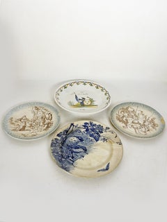 Ensemble de 4 assiettes anciennes avec diverses illustrations telles que Jean d'Arc, des oiseaux...