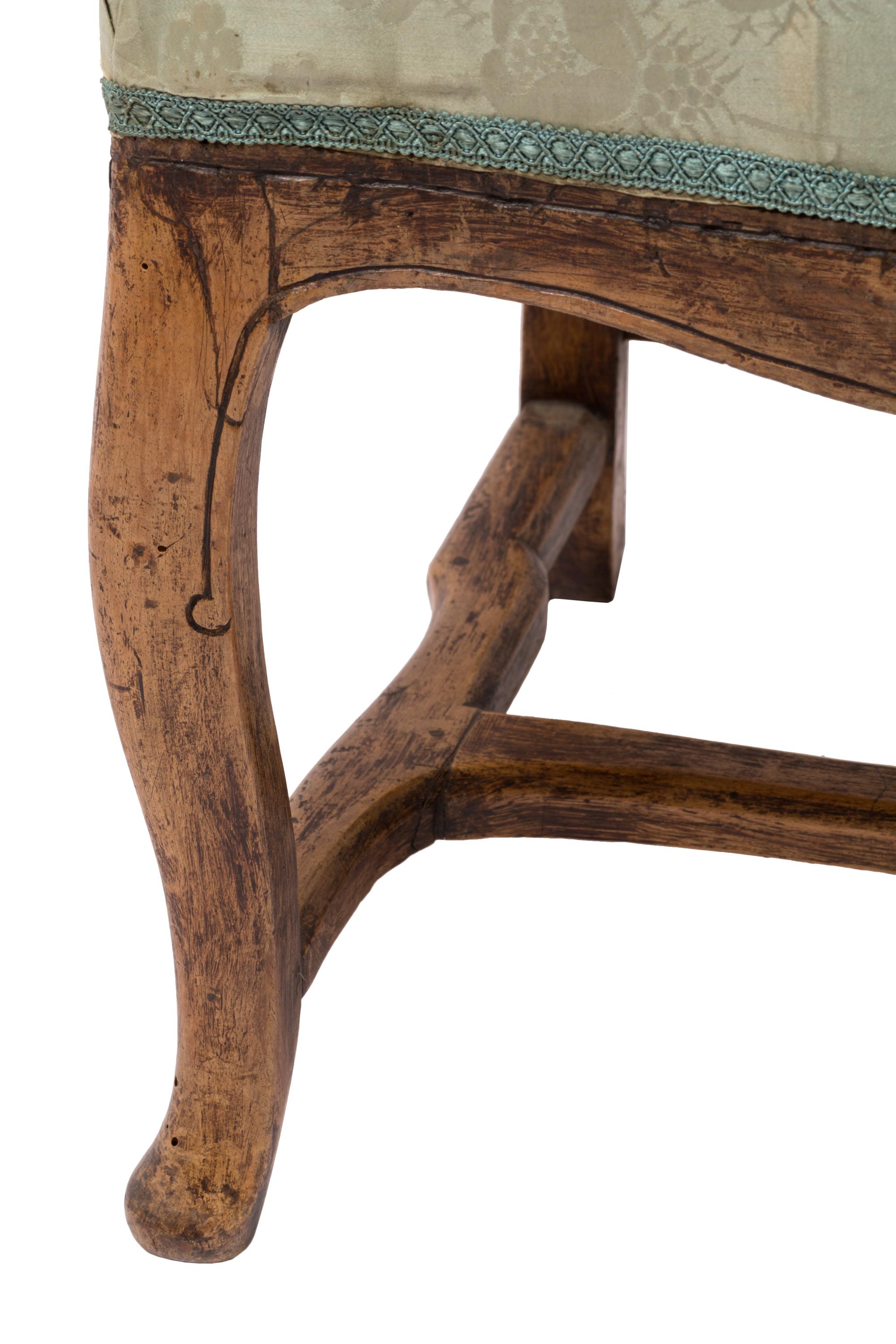 Satz von 4 antiken Queen Anne-Beistellstühlen, handgeschnitztes Holz, Original-Seidenstoff im Angebot 5