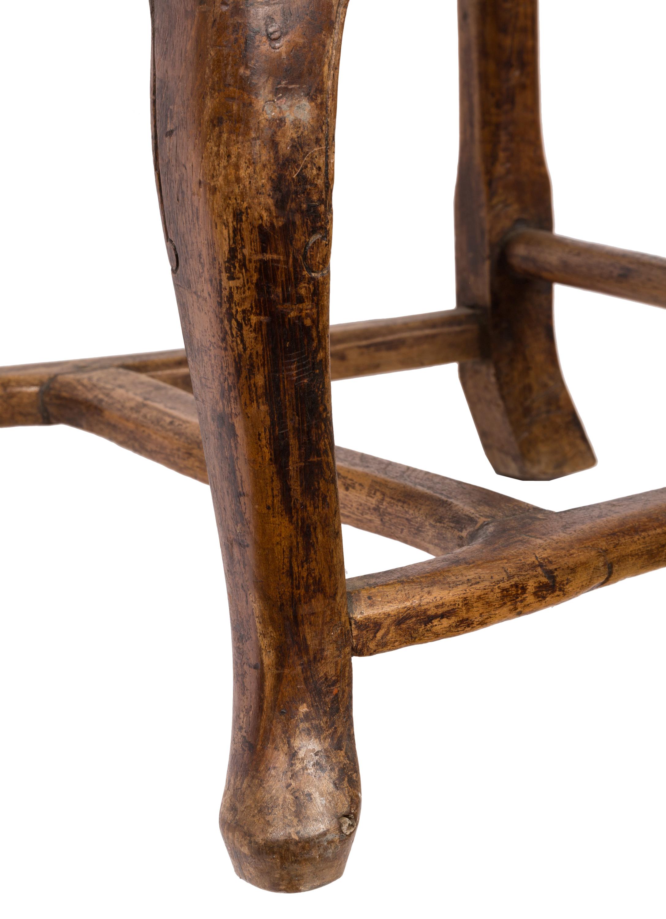 Satz von 4 antiken Queen Anne-Beistellstühlen, handgeschnitztes Holz, Original-Seidenstoff im Angebot 6