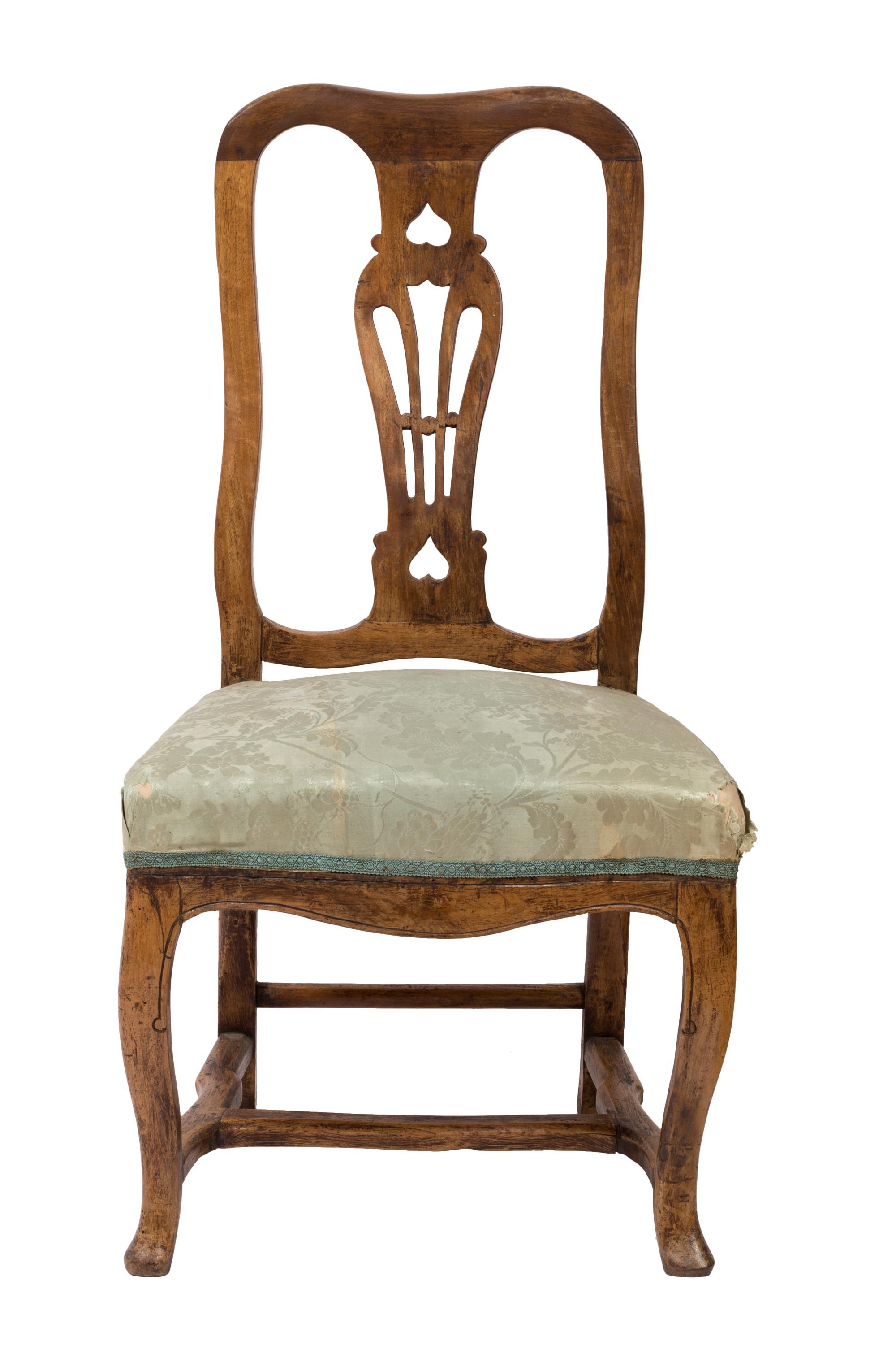 Ein passender Satz von vier Beistellstühlen im Queen-Anne-Stil, mit urnenförmig durchbrochenen Rückenlehnen. Die Holzmöbel haben einen großartigen Charakter - gut konstruiert und massiv, mit einer rustikalen, handgefertigten Qualität. Einige leichte